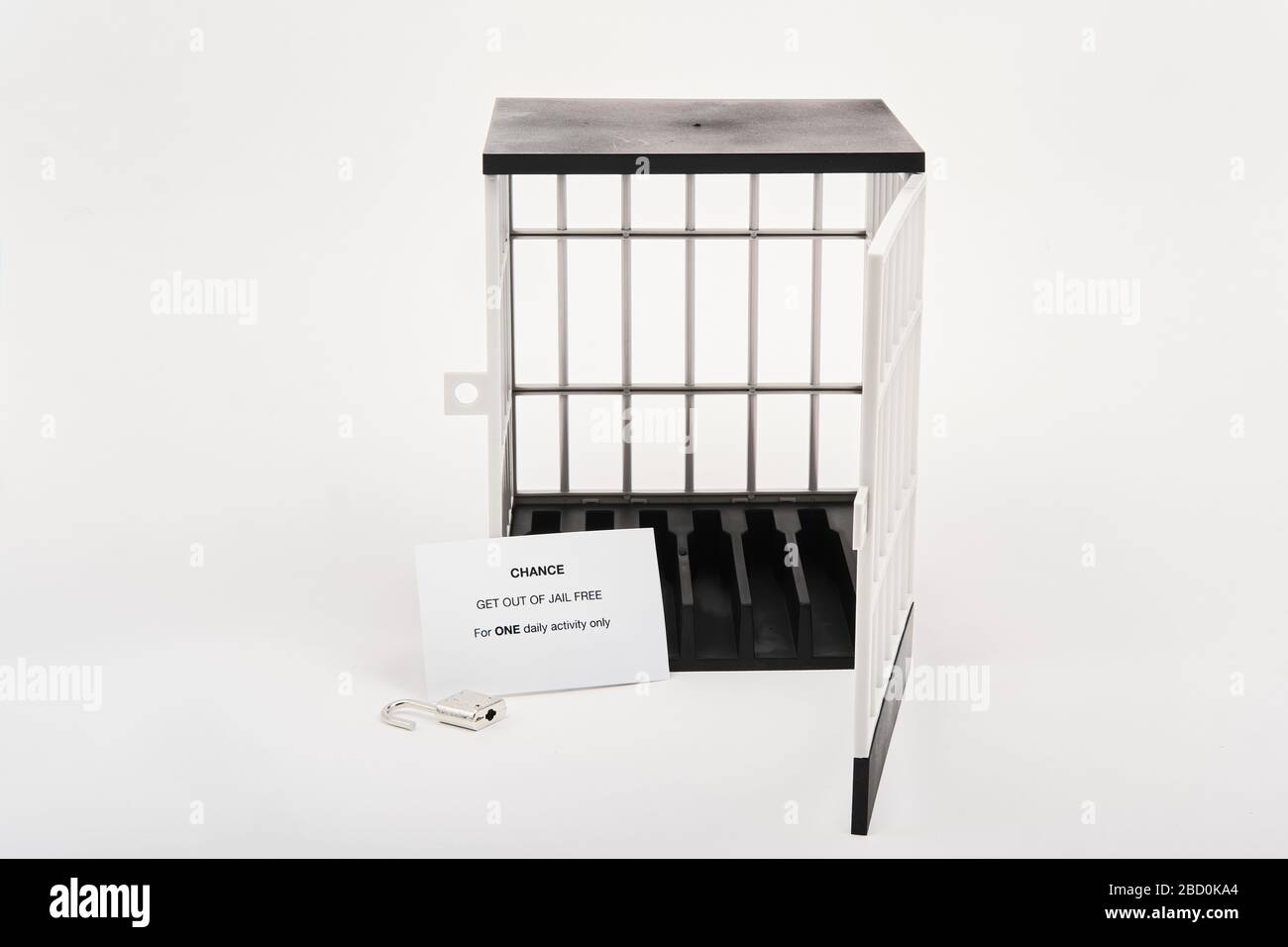 Concetto di blocco del coronavirus con prigione sbloccata e una carta libera di uscita della prigione per un messaggio di attività quotidiana soltanto Foto Stock