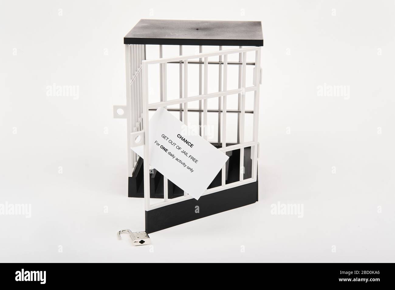 Concetto di blocco del coronavirus con prigione sbloccata e una carta libera di uscita della prigione per un messaggio di attività quotidiana soltanto Foto Stock