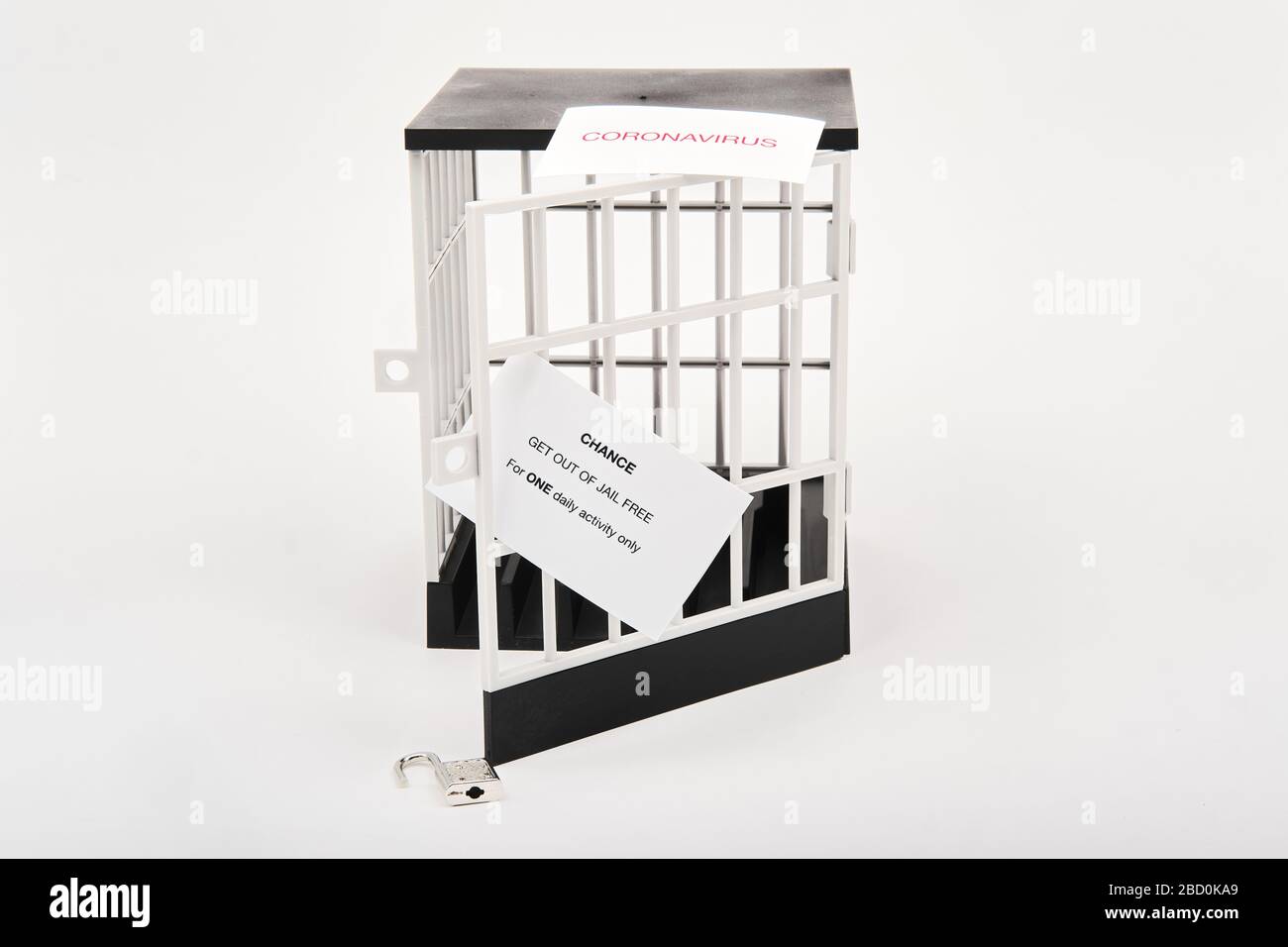 Concetto di blocco del coronavirus con prigione sbloccata con segno del coronavirus e una scheda libera di uscita della prigione per un messaggio quotidiano di attività soltanto Foto Stock
