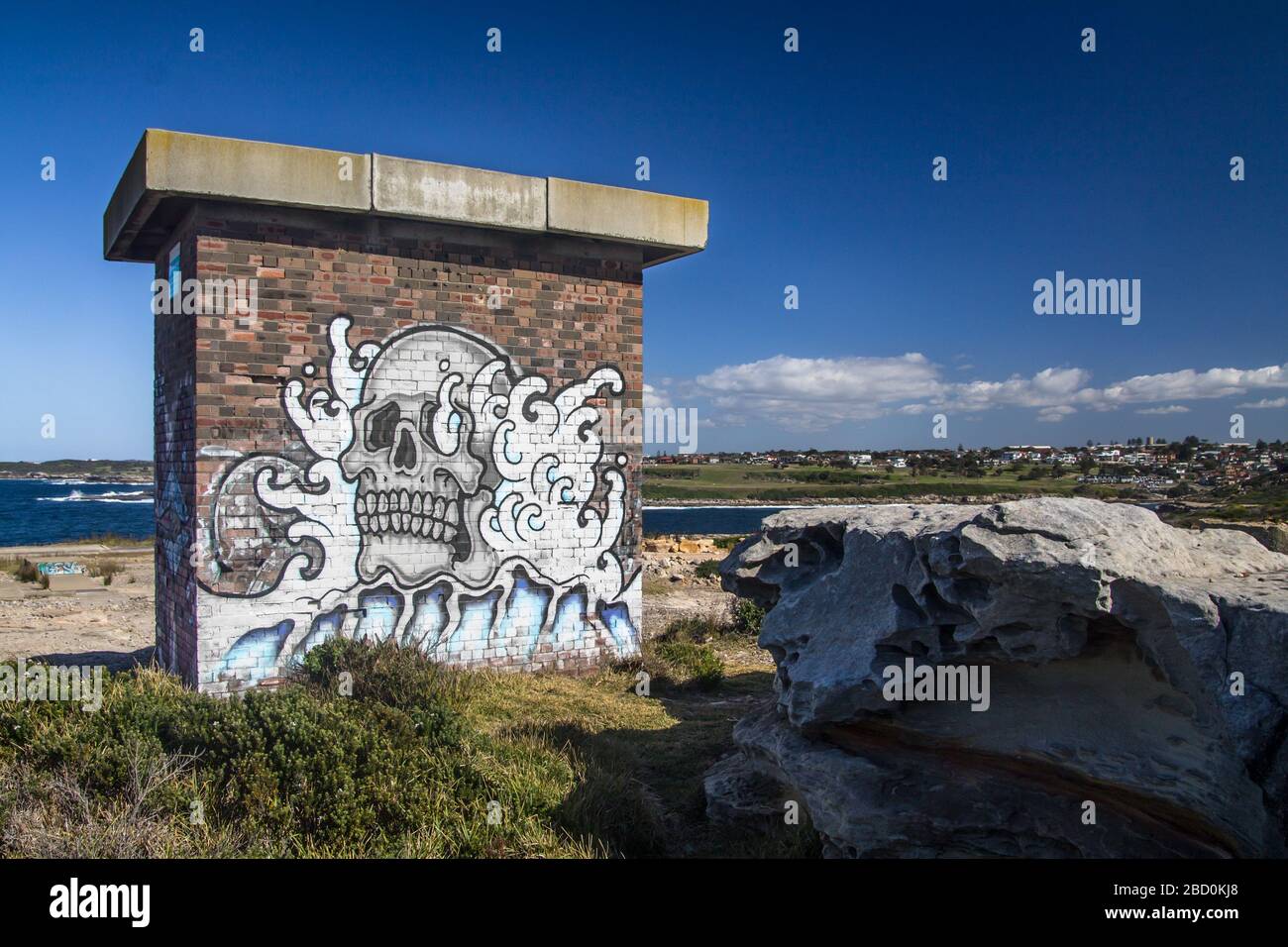 Graffiti cranio lungo la passeggiata costiera vicino a Sydney, Australia Foto Stock