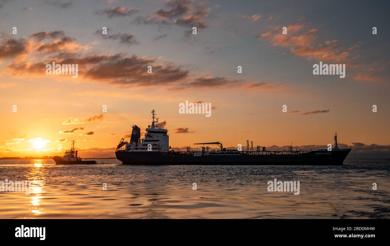 Ternuezen Paesi Bassi 2 aprile 2020, petroliera chimica nel porto di Terneuzen al tramonto sul fiume Schelde Foto Stock