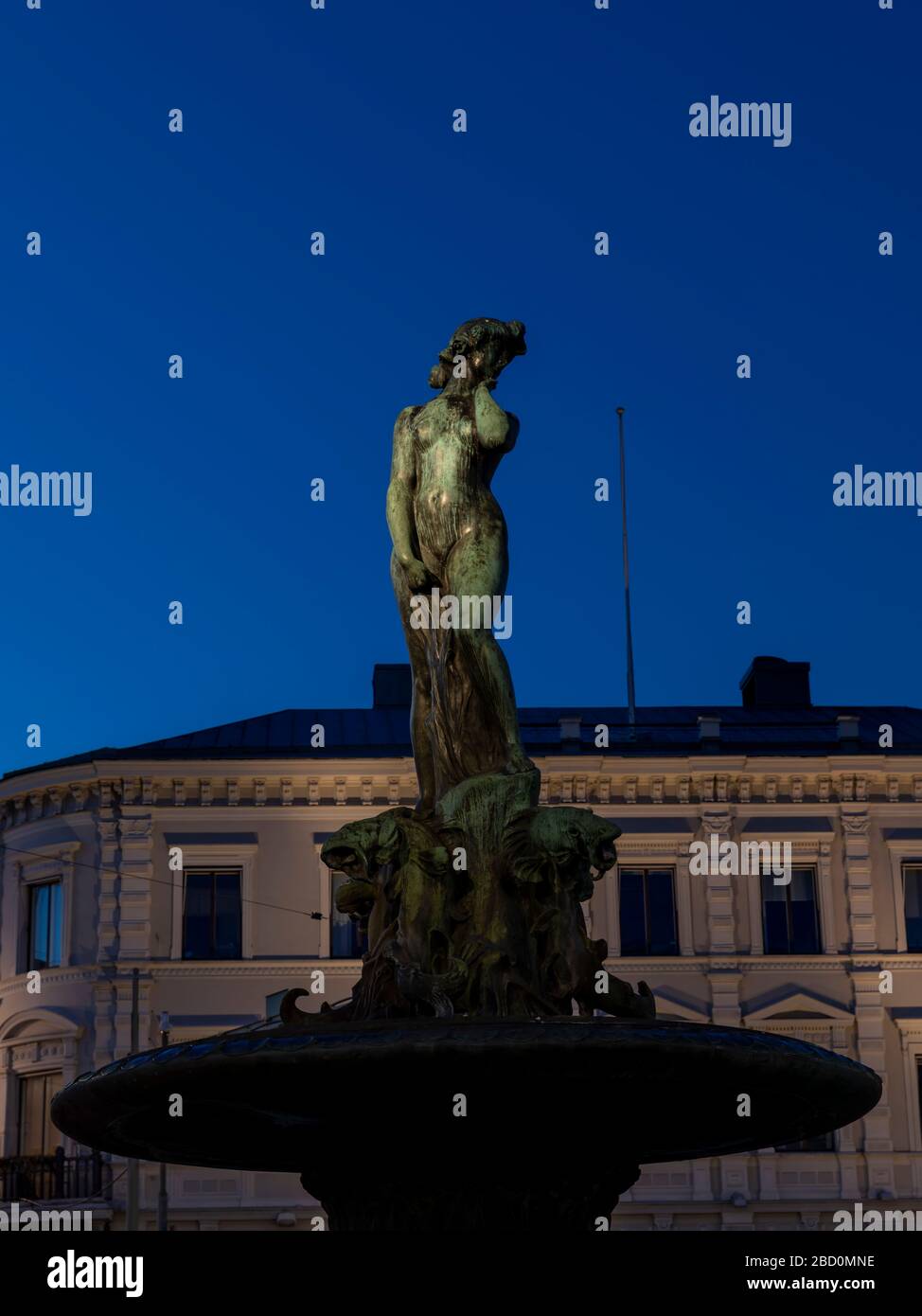 La statua di Havis Amanda si trova nel centro di Helsinki. La zona è famosa per le grandi celebrazioni dopo la fine della scuola e per le vittorie degli sport internazionali. Foto Stock