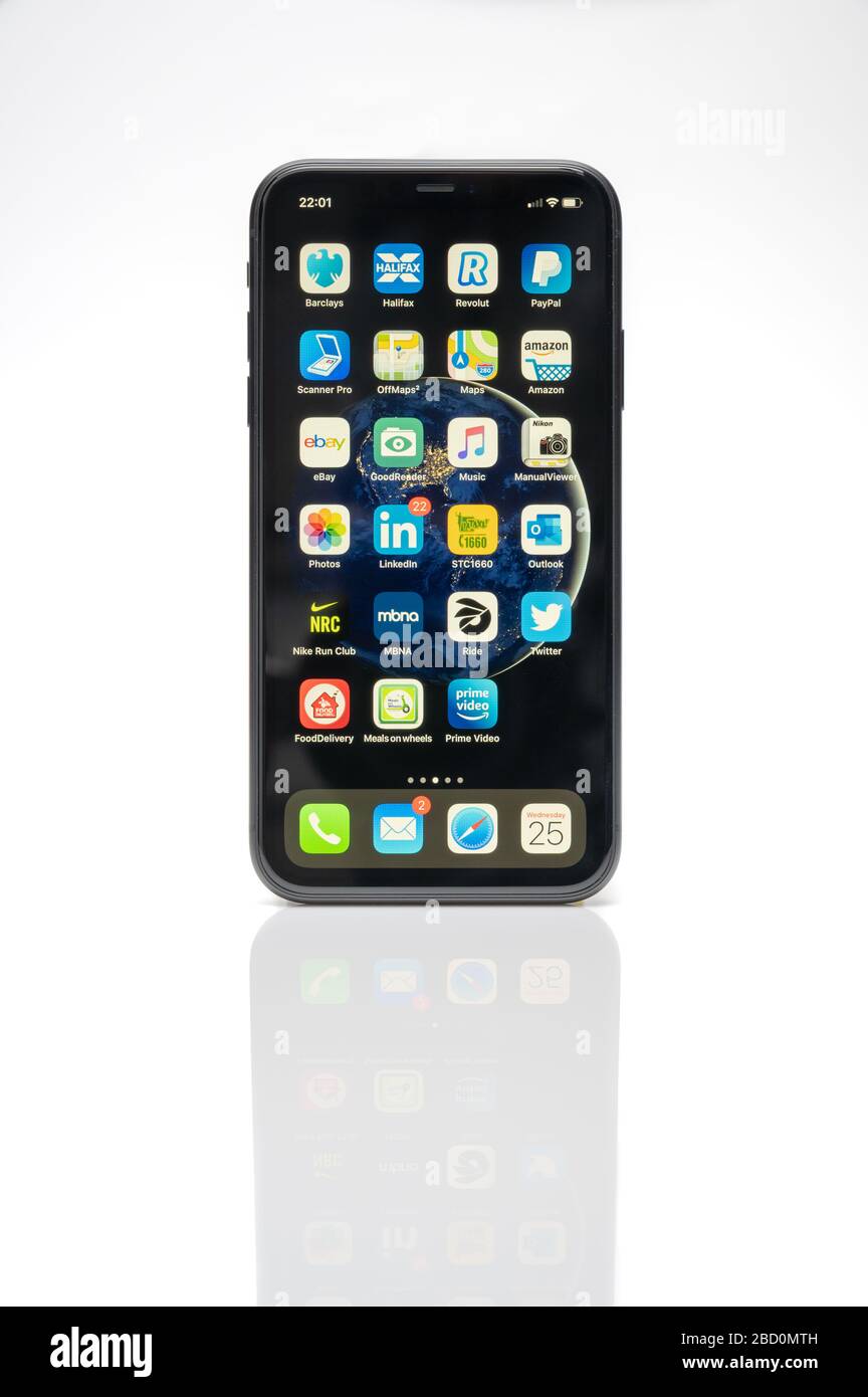 Apple iPhone 11 isolato su sfondo bianco con riflessione Foto Stock