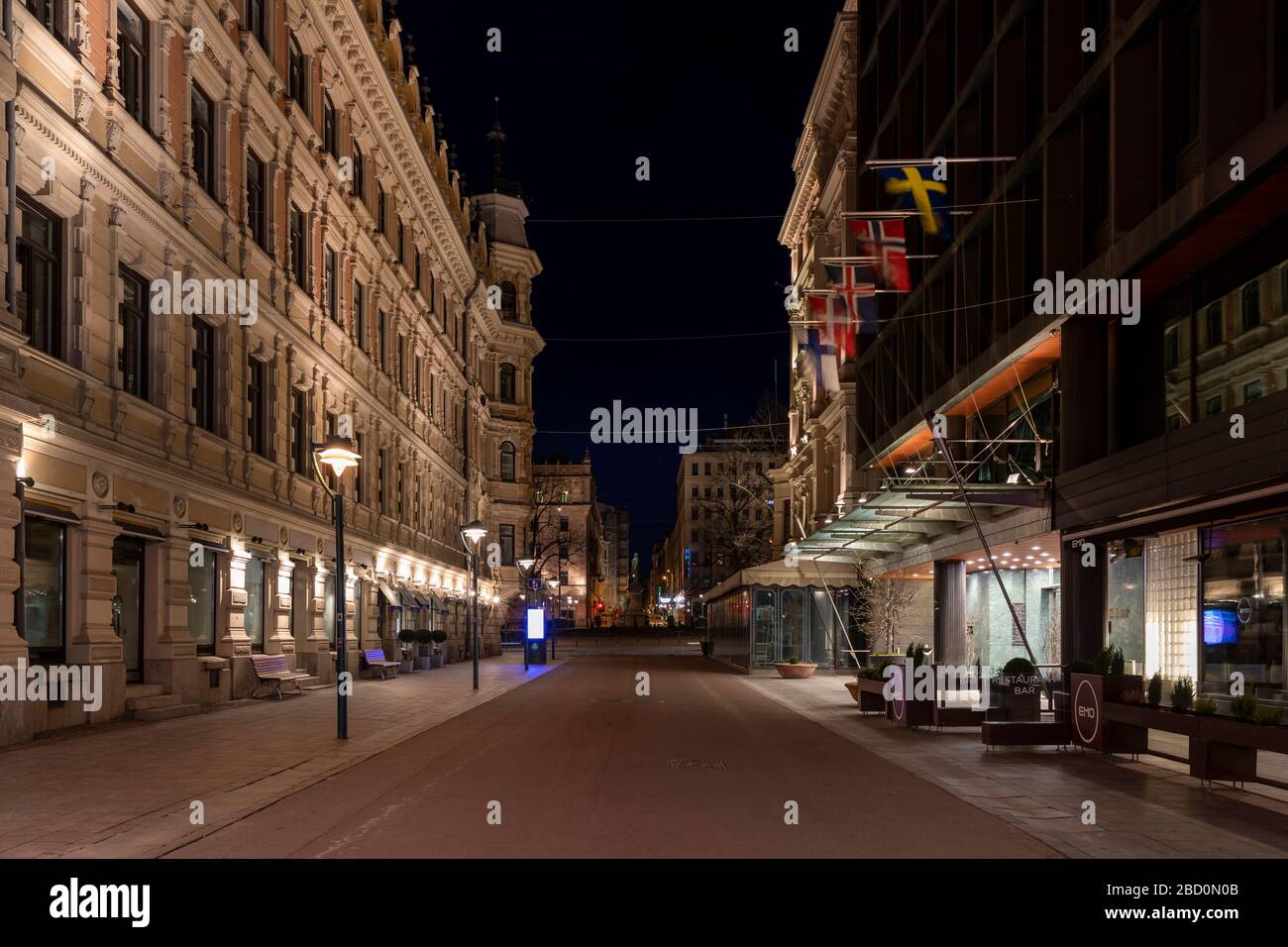 Chiudere i ristoranti a causa della pandemia di coronavirus ha svuotato il centro di Helsinki. Esplanadi -boulevard è una strada trafficata ma ora è vuota. Foto Stock