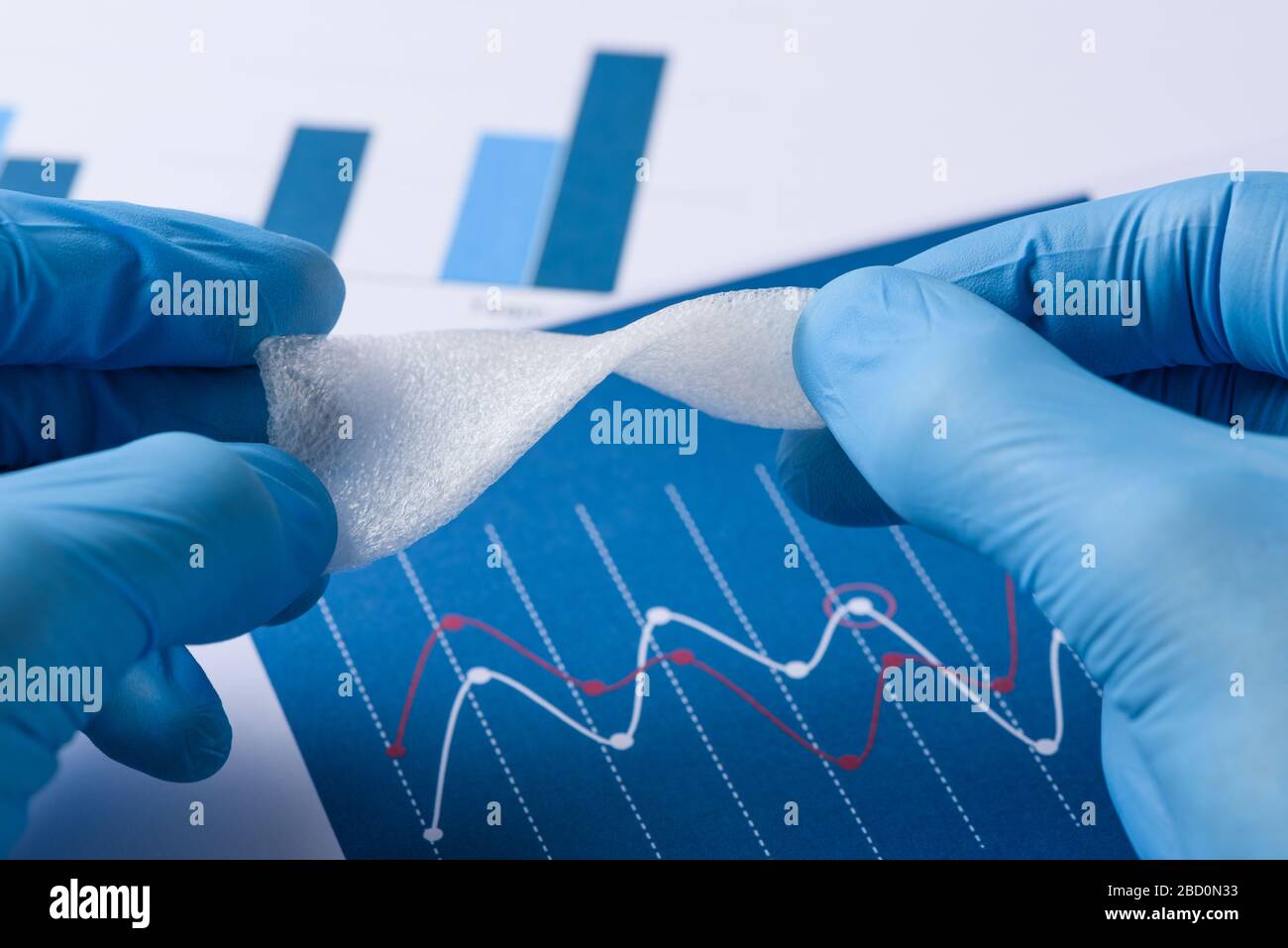 Lo scienziato mostra uno strato di schiuma flessibile sottile e nuova come materiale in laboratorio Foto Stock