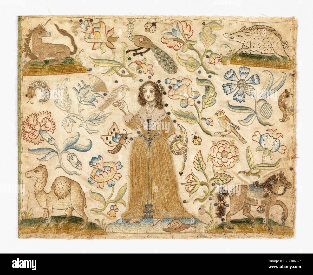 Immagine ricamata. Ricerca in ProgressWoman che tiene un uccello in una mano e un serpente nell'altra. Un animale in ogni angolo: Cavallo, cammello, unicorno e warthog. Fiori, uccelli, e insetti sitll nel campo. Immagine ricamata Foto Stock