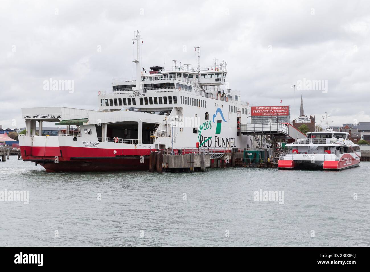 Southampton, Regno Unito - 24 aprile 2019: Traghetti passeggeri ormeggiati nel porto di Southampton. Flotta aziendale di trasporto Red Funnel Foto Stock