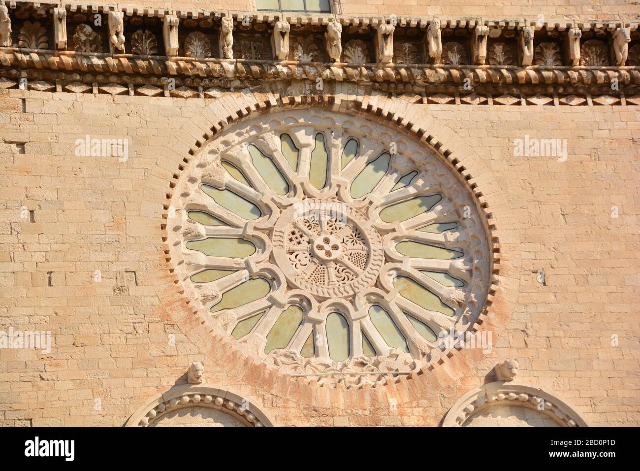 Trani, Italia-Aprile 2019: Vista ravvicinata della finestra ornamentale sulla cattedrale Basilica di San Nicola il Pellegrino di Trani situato vicino al porto Foto Stock