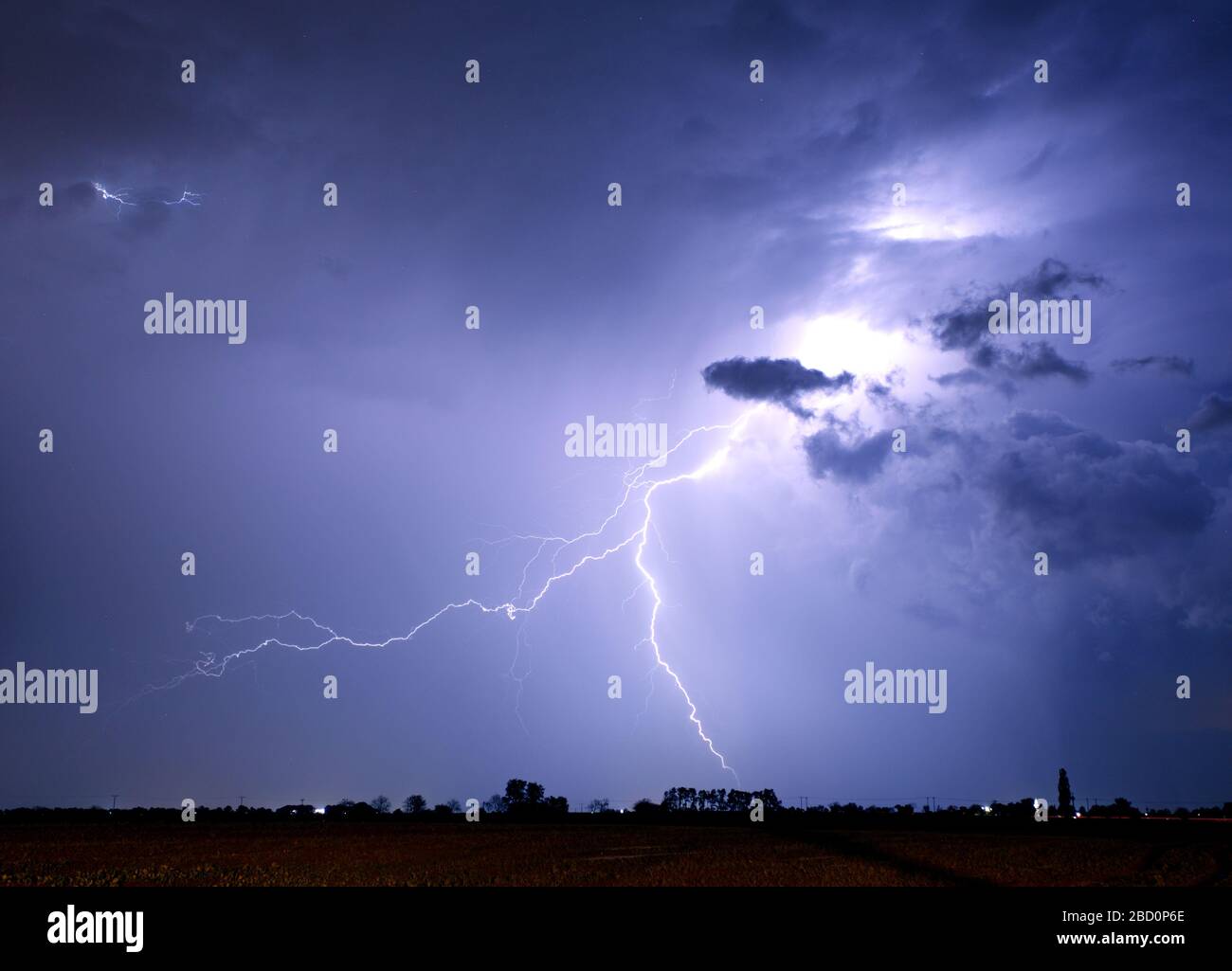 Il simbolo del fulmine e la tempesta Foto Stock