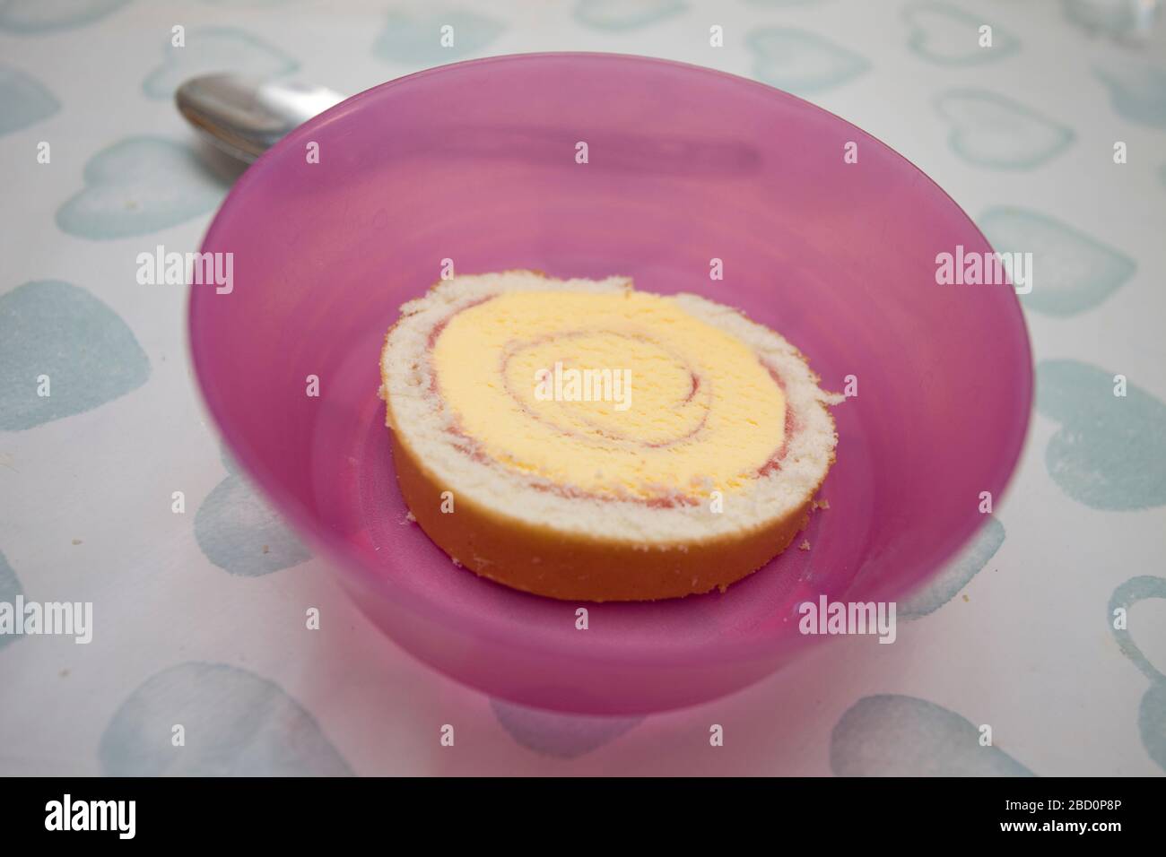 Primo piano di un rotolo artico in una ciotola di plastica rosa sul tavolo da cucina Foto Stock