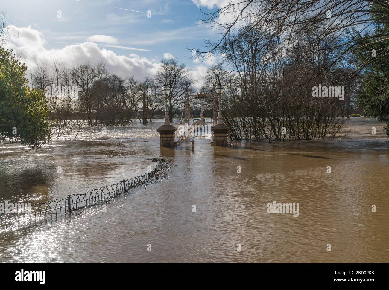 Victoria ponte pedonale sotto un diluvio di acqua alluvione come livelli record sono riportati sul fiume Wye. Hereford Herefordshire Regno Unito. Febbraio 2020 Foto Stock
