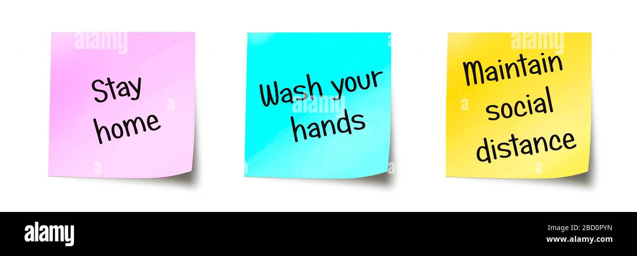 Rimani a casa, lavati le mani, maitain distanza sociale, covis-19 messaggio scritto su foglietti adesivi colorati isolato su sfondo bianco Foto Stock