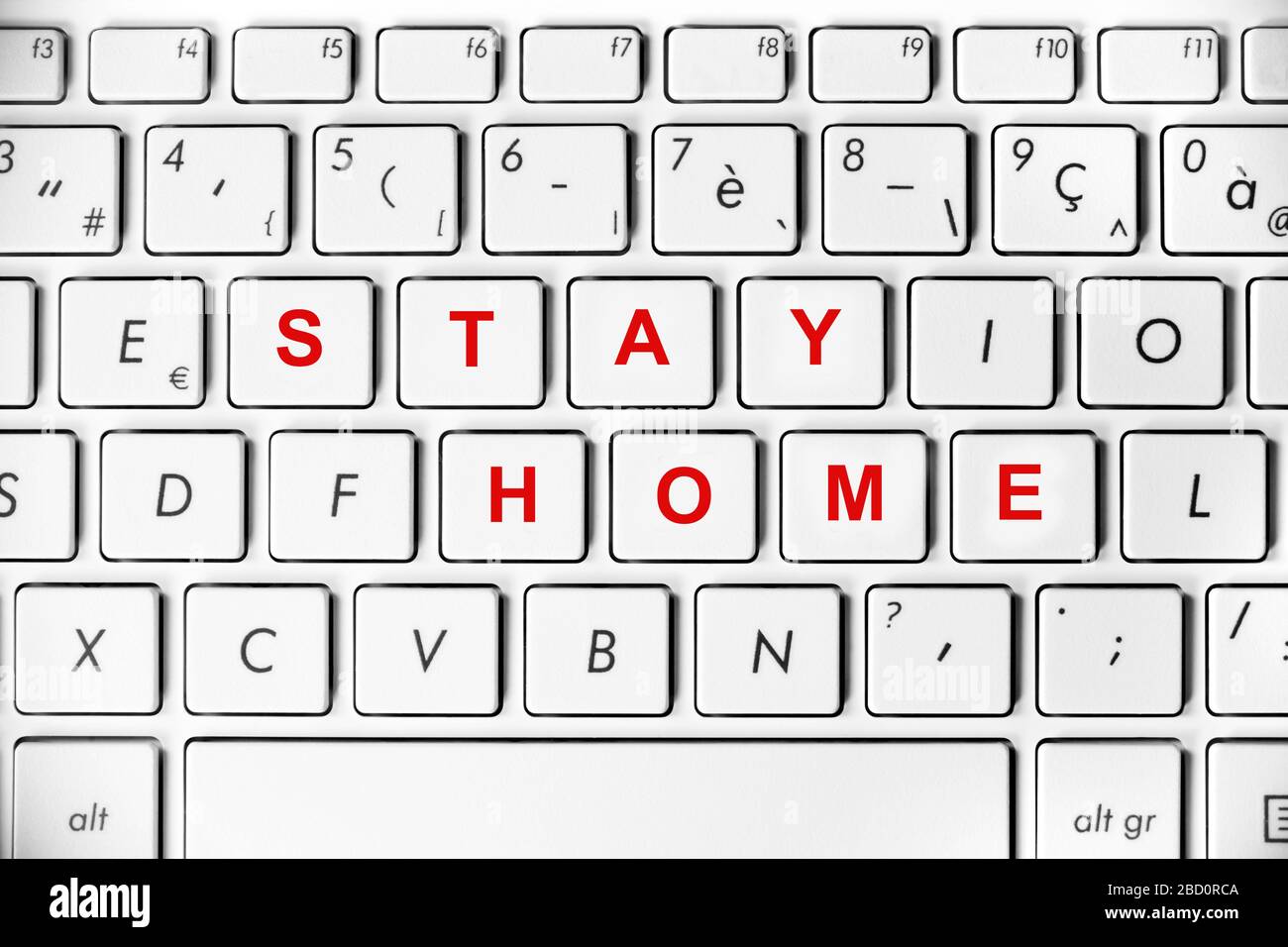Rimani a casa scritto su uno sfondo della tastiera del computer Foto Stock