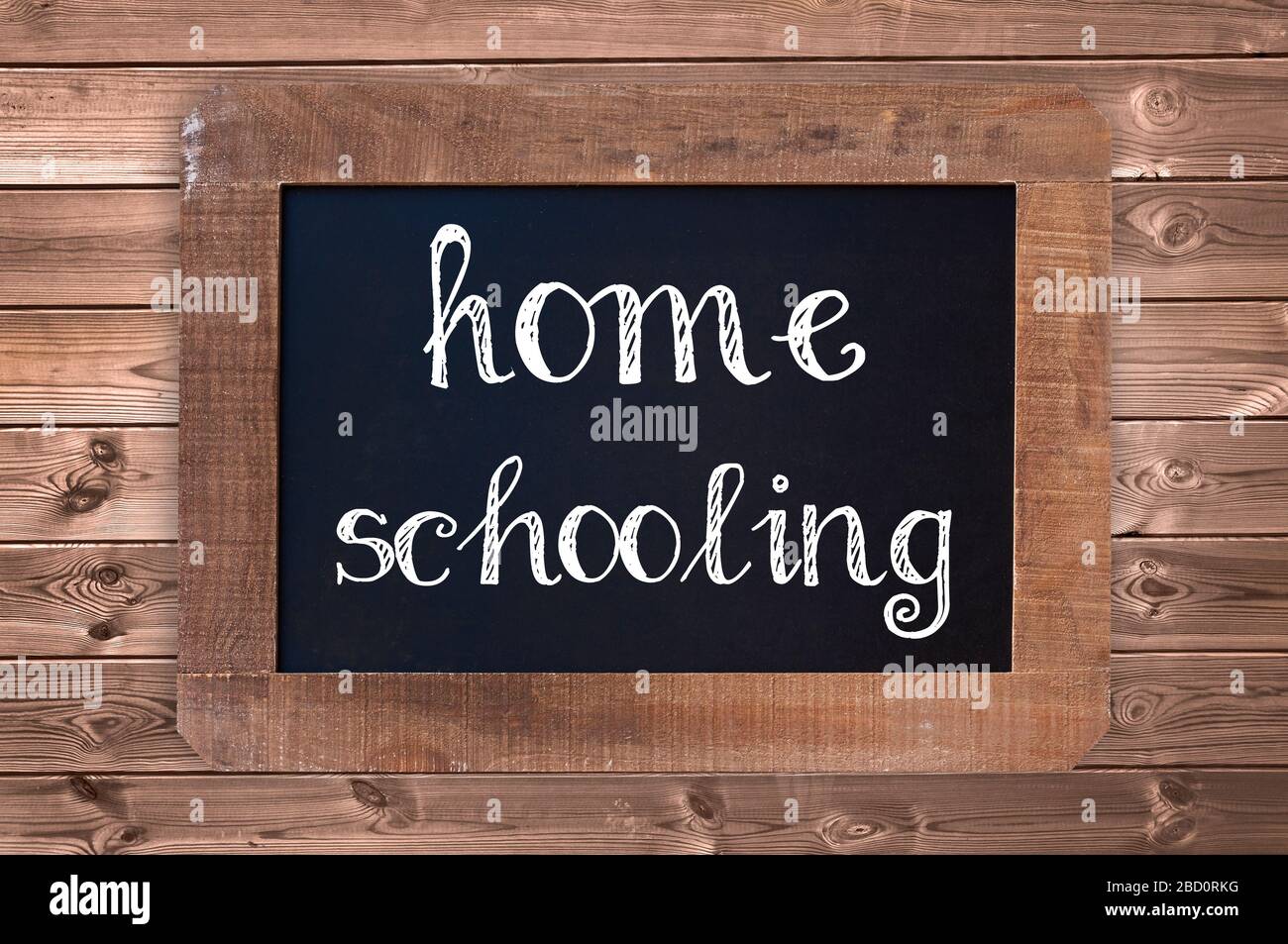 Homeschooling scritto su una lavagna vintage con cornice in legno Foto Stock