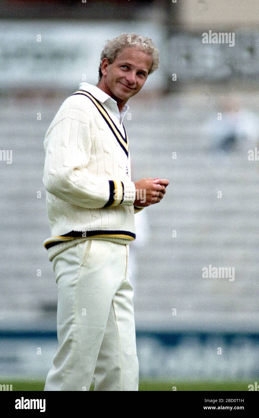 The Oval, Londra 19 maggio 1990. Surrey / Hampshire. David Gower dell'Hampshire si allunga prima della partita. Foto di Tony Henshaw Foto Stock