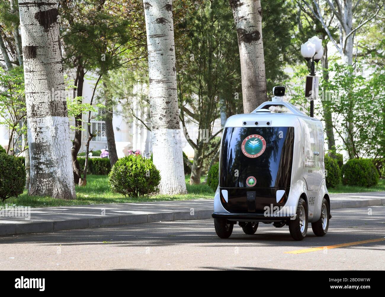 Pechino, Cina. 6 Aprile 2020. Una vettura di consegna senza equipaggio 5G consegna merci all'Istituto di tecnologia di Pechino, capitale della Cina, 6 aprile 2020. All'Istituto di tecnologia di Pechino è stata messa in uso un'auto da consegna senza equipaggio da 5 G, in grado di misurare la temperatura delle persone che entrano nel campus, riconoscere le informazioni facciali e anche di effettuare consegne senza contatto. Credit: Ren Chao/Xinhua/Alamy Live News Foto Stock