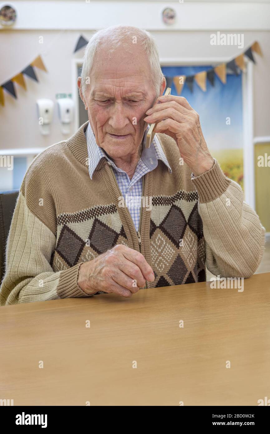 uomo di 97 anni su smartphone Foto Stock