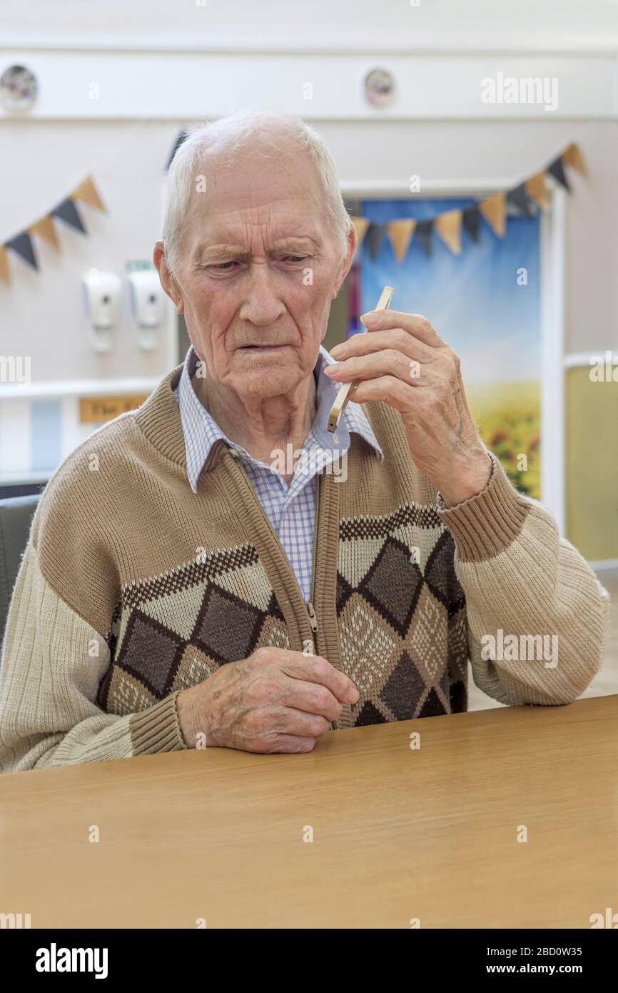 uomo di 97 anni su smartphone Foto Stock