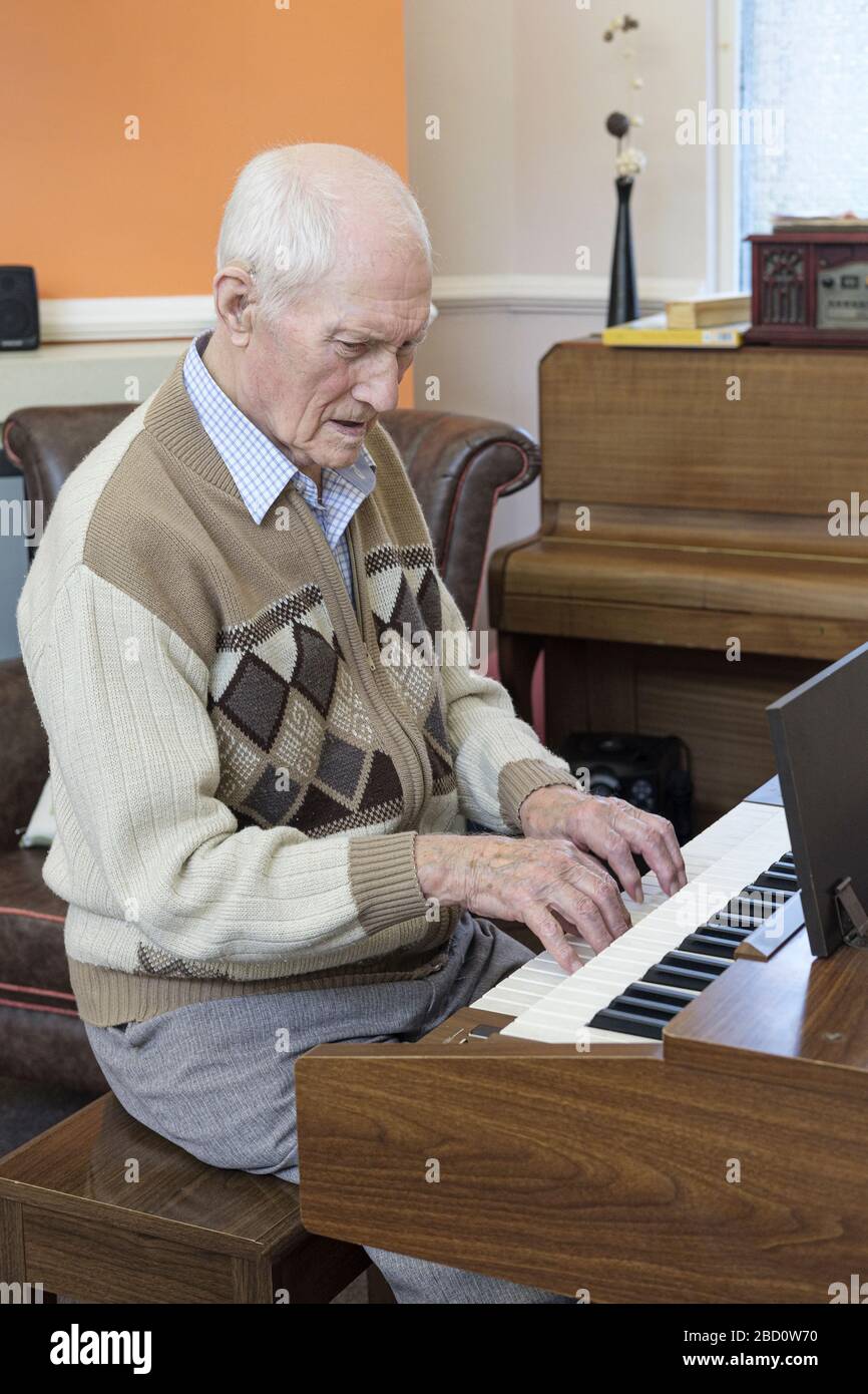 uomo di 97 anni che suona organo elettronico Foto Stock