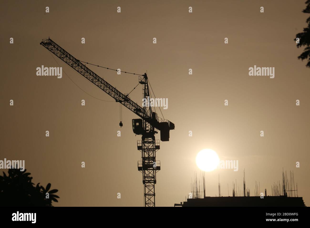 Gru e cantiere al tramonto foto stock Foto Stock