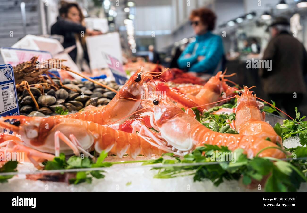 Diverse aragoste fresche norvegesi su uno stand di pesci, la Spagna Foto Stock