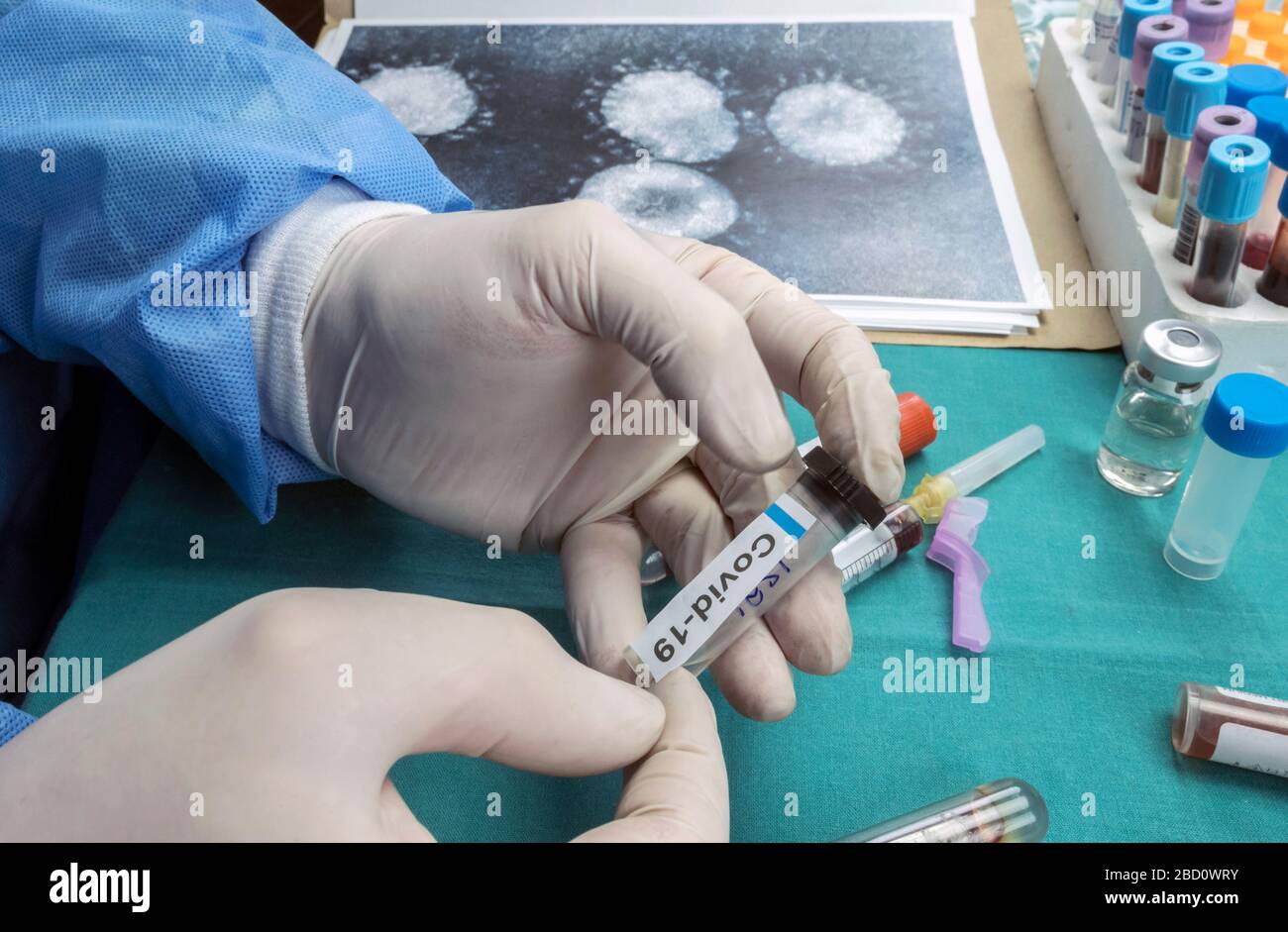 Lo scienziato esamina il campione di coronavirus in laboratorio, immagine concettuale Foto Stock