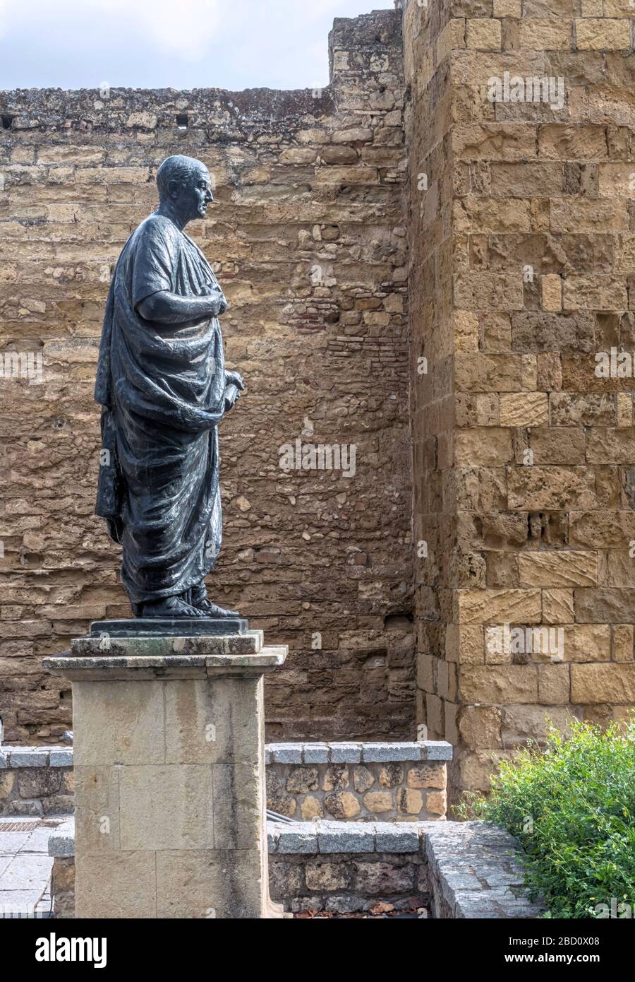 Cordova, Spagna - 10 ottobre 2019: Statua di Lucio Anneo Seneca vicino alla Puerta de Almodovar, Cordoba, Andalusia, Spagna Foto Stock