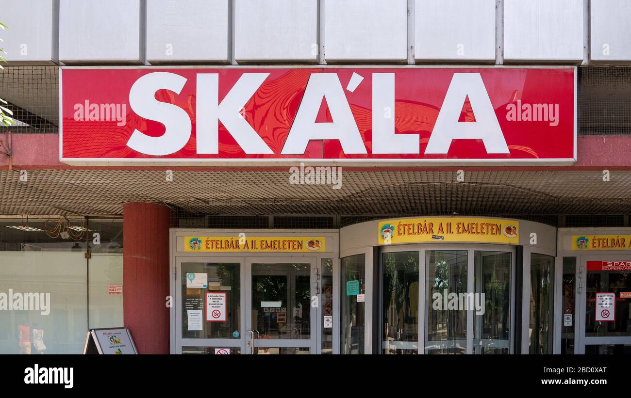 Gyor Hungary 06 30 2019: Logo del negozio Arrabona skala sulla facciata dell'edificio. Foto Stock