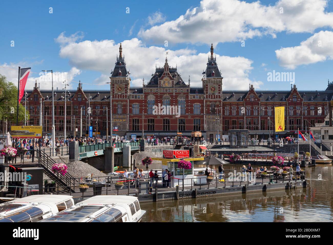 Amsterdam, Paesi Bassi - luglio 02 2019: Amsterdam Centraal è utilizzato da 162,000 passeggeri ogni giorno. Foto Stock Amsterdam, Paesi Bassi - luglio 02 2019: Amsterdam Centraal è utilizzato da 162,000 passeggeri ogni giorno. Foto Stock