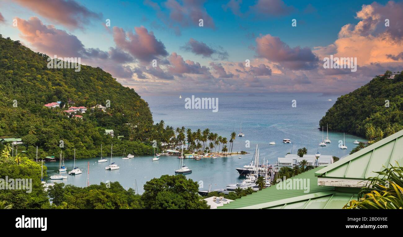 Marigot Bay oltre il tetto in stagno verde Foto Stock