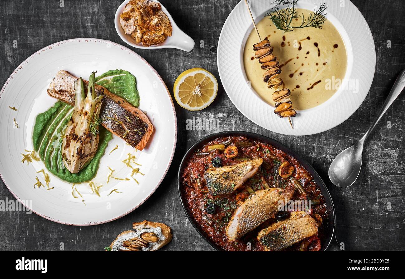 Piatto di pesce di tre portate Pike Perch, bistecca di salmone, persico stufato. Menu dietetico. Menu di pesce. Frutti di mare. Concetto di cibo sano. Foto Stock