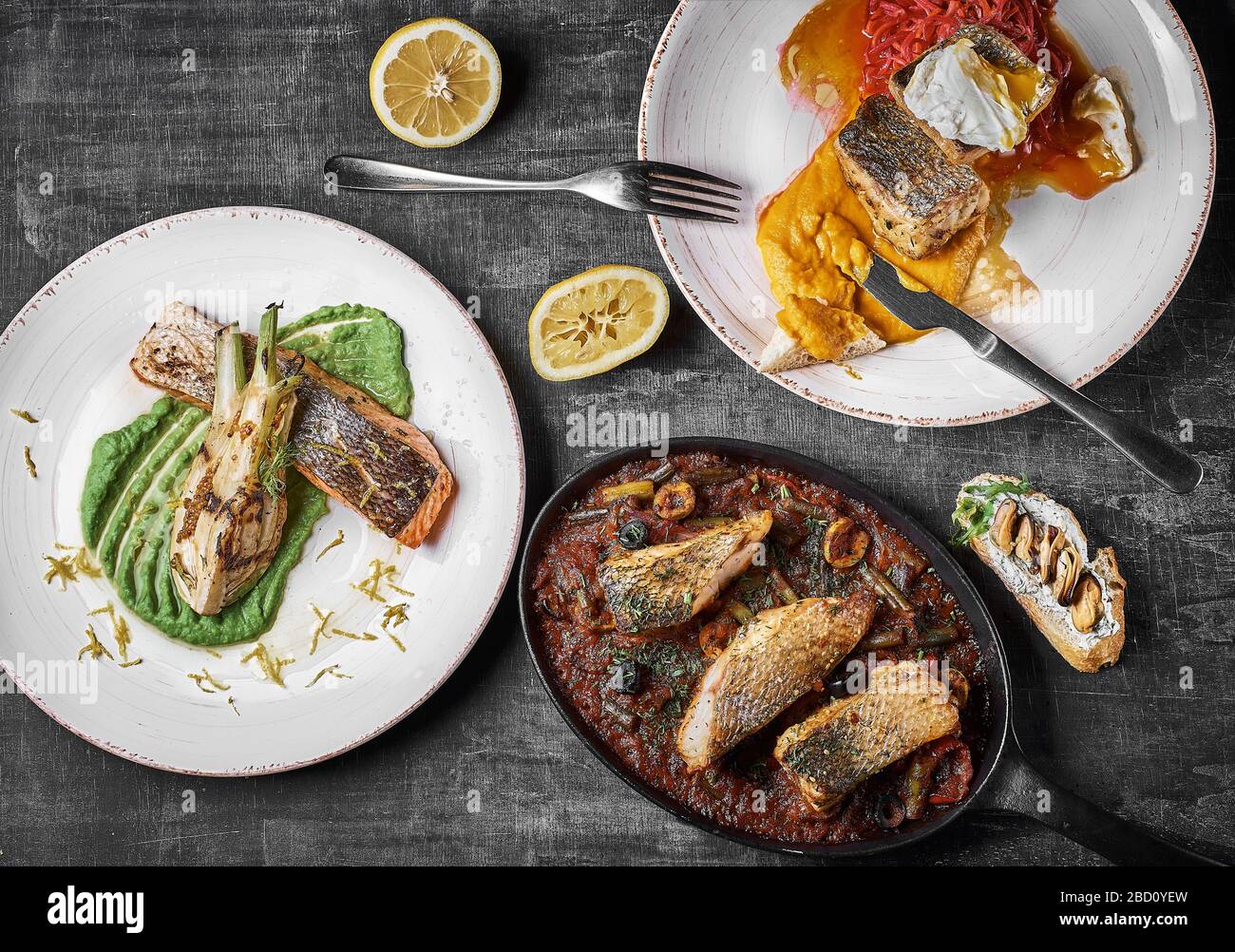 Piatto di pesce di tre portate Pike Perch, bistecca di salmone, persico stufato. Menu dietetico. Menu di pesce. Frutti di mare. Concetto di cibo sano. Foto Stock