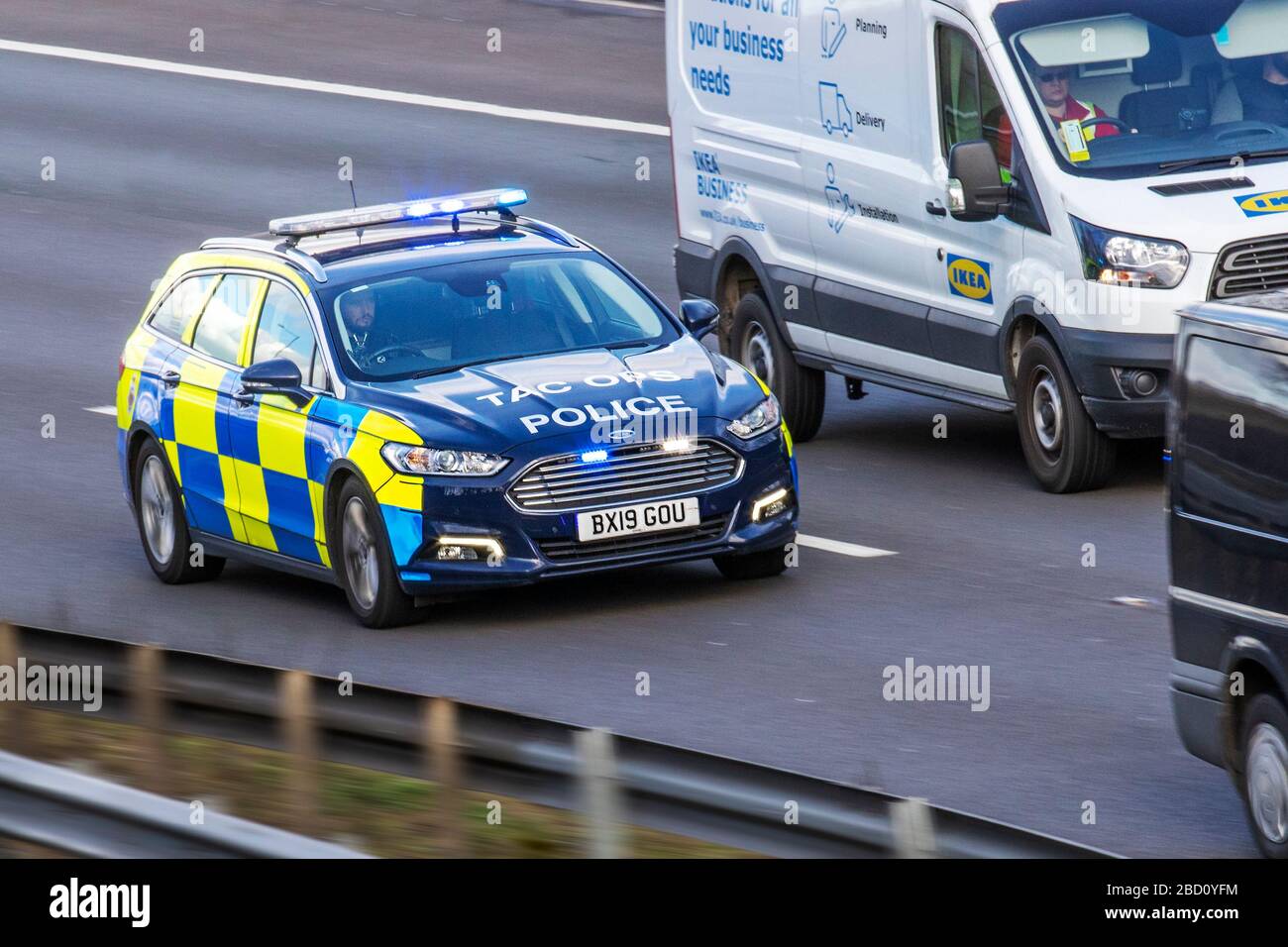 TAC Ops risposta di emergenza, divisione operazioni tattiche Lancashire. UK Police Vehicular traffico, trasporto, moderno, BMW berlina auto, direzione nord sulla 3 corsia autostrada M6. Foto Stock