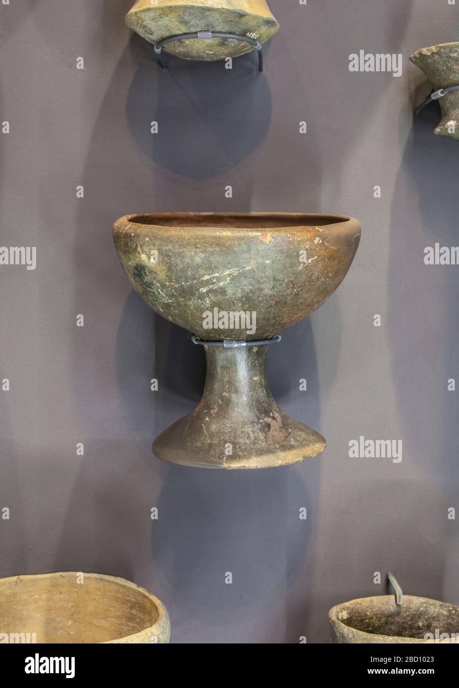 Barcellona, Spagna - 27 Dicembre 2019: Calice Argarico Clay, 1800 a.C. Museo catalano di Archeologia, Barcellona, Spagna Foto Stock