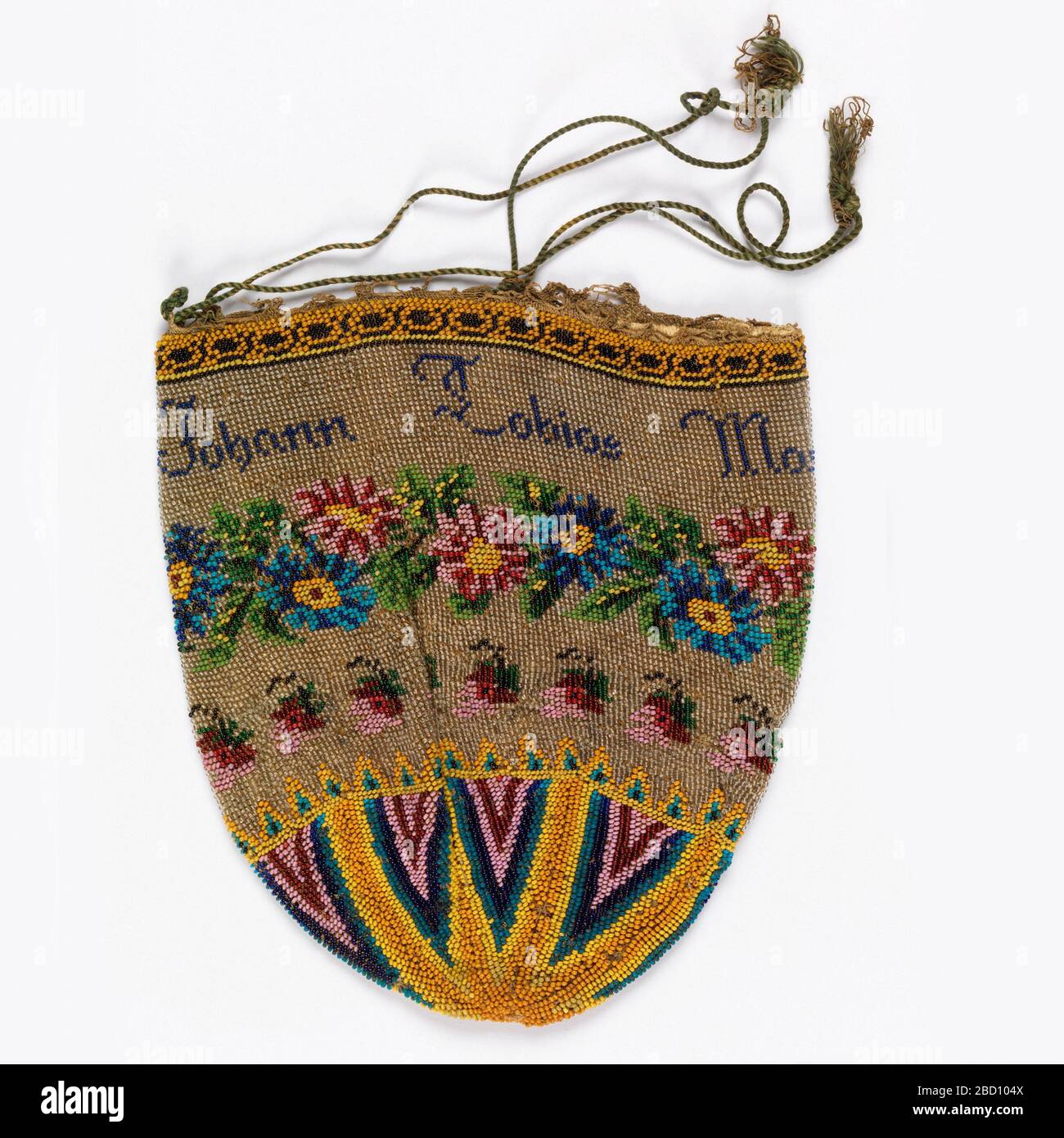 Sacchetto di tabacco. Ricerca in ProgressBag di lavorazione a maglia con bordino e fodera in pelle. Perline lavorate in motivi triangolari in fondo; il campo principale ha ghirlande floreali che circondano la borsa con l'iscrizione: Johann Tobias Marzius 1821. Sacchetto di tabacco Foto Stock