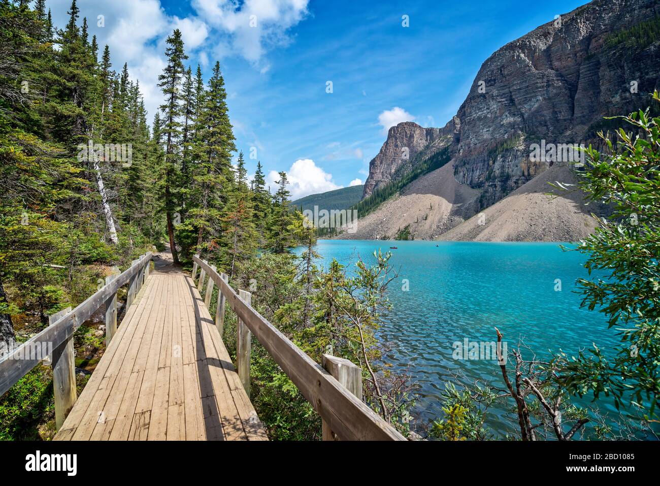 Moraine lago sentiero litorale vicino Lake Louise villaggio nel Banff National Park, Alberta, Rocky Mountains, Canada Foto Stock