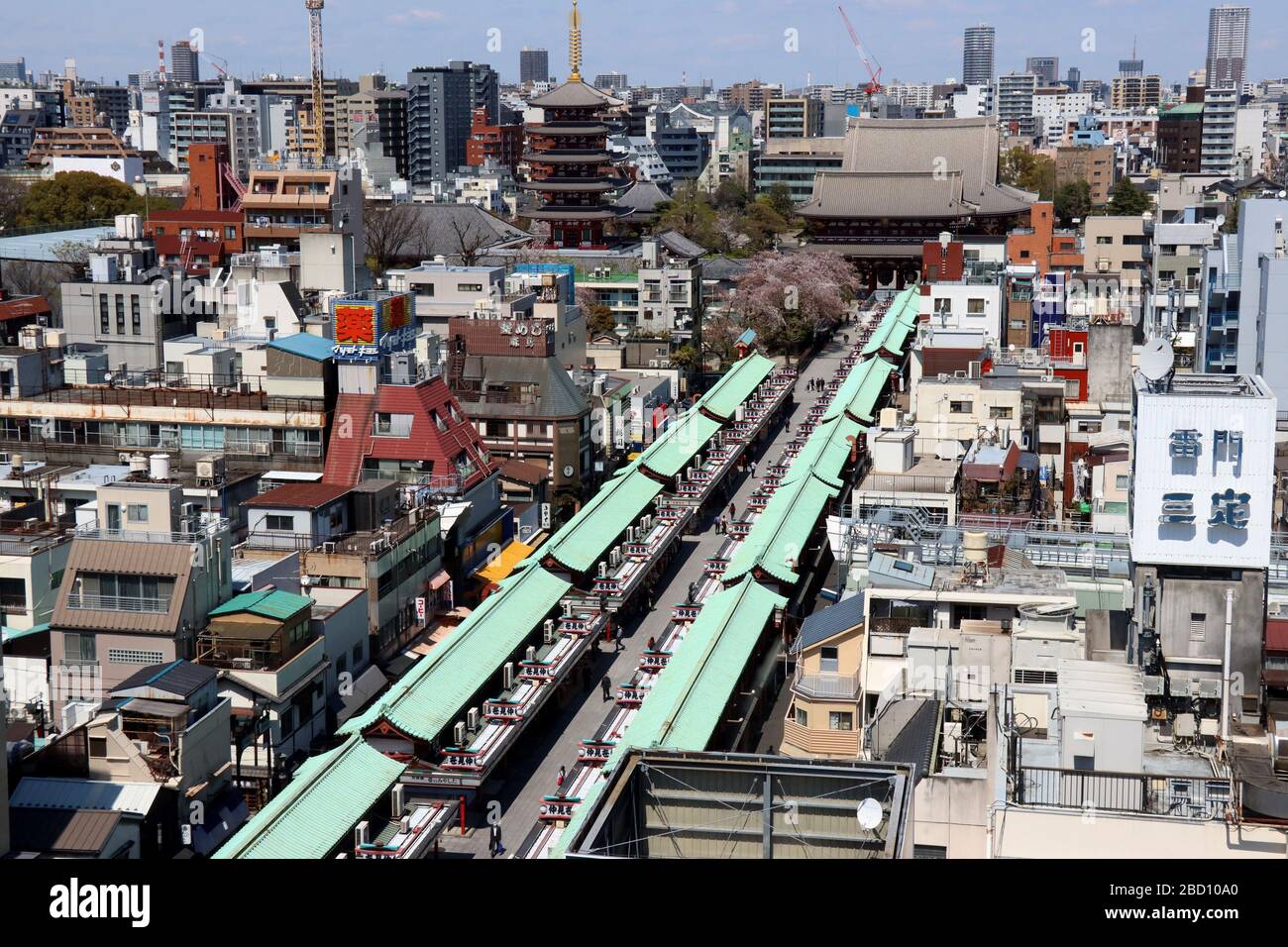 Tokyo, Giappone. 6 Aprile 2020. Alcune persone camminano sulla via Nakamise nel quartiere Asakusa di Tokyo lunedì 6 aprile 2020. Il primo ministro giapponese Shinzo Abe si aspetta di dichiarare uno stato di emergenza sul coronavirus in Giappone. Credit: Yoshio Tsunoda/AFLO/Alamy Live News Foto Stock