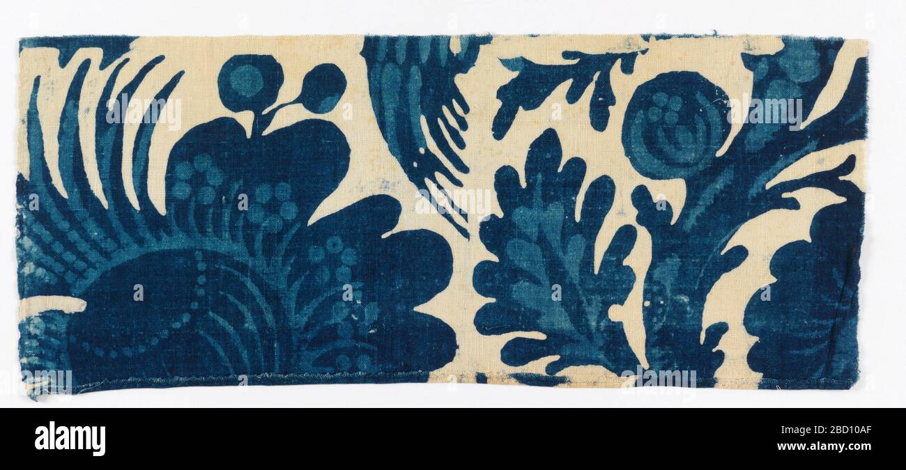 Frammenti. Ricerca in ProgressCotton frammenti tessili con colorante resist che mostra floreali in due tonalità di blu su sfondo bianco. Disegno, incompleto, mostra uccello in fogliame, e grande foglia e fiore. Frammenti Foto Stock