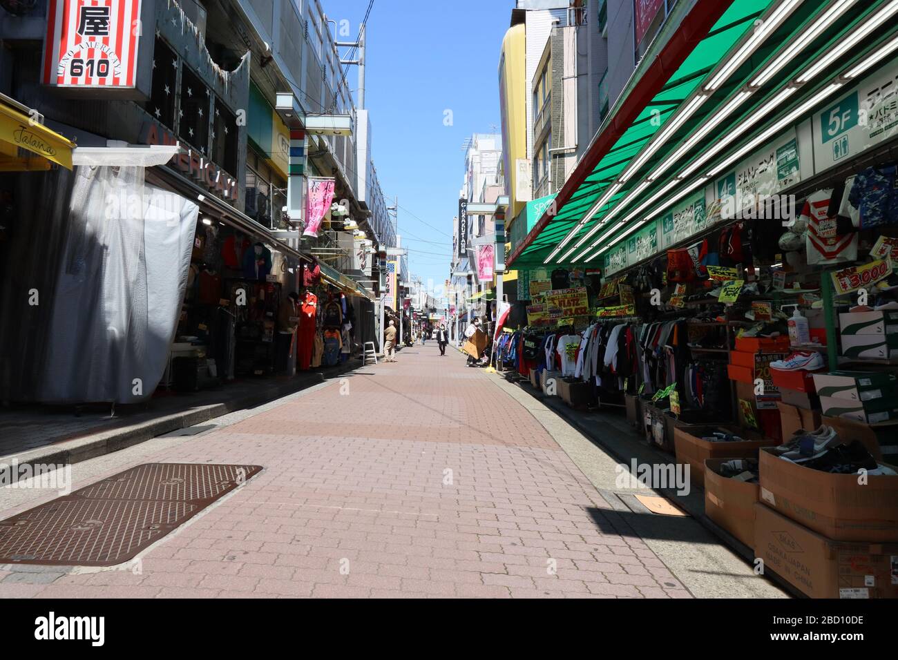 Tokyo, Giappone. 6 Aprile 2020. Alcune persone camminano in via Ameyoko a Tokyo lunedì 6 aprile 2020. Il primo ministro giapponese Shinzo Abe si aspetta di dichiarare uno stato di emergenza sul coronavirus in Giappone. Credit: Yoshio Tsunoda/AFLO/Alamy Live News Foto Stock