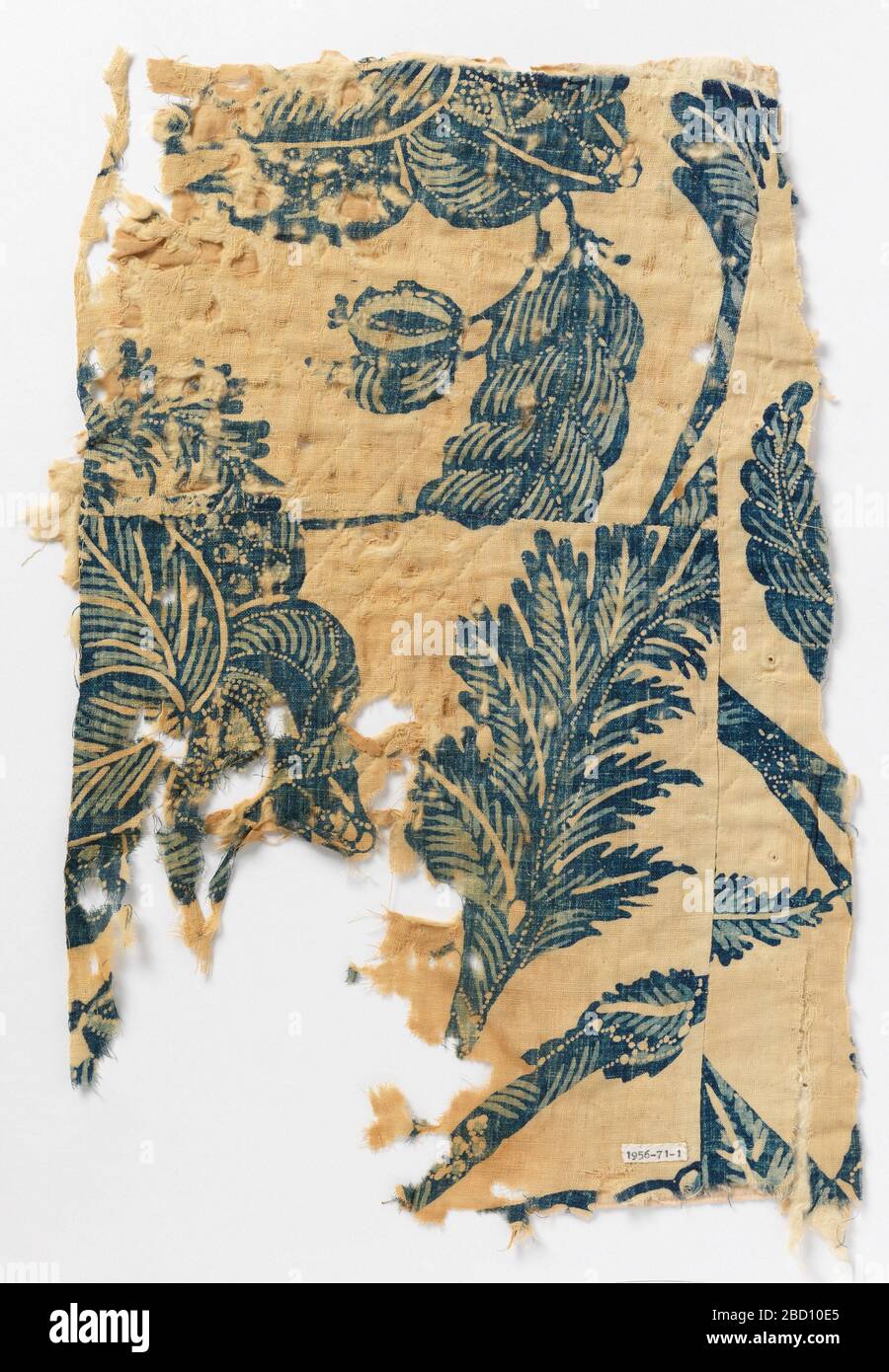 Frammento. Ricerca in ProgressFragment di un tessuto trapuntato. Tessuto di cotone tessuto resistente tinto in due tonalità di blu su sfondo bianco che mostra modello di foglie e frutta. Frammento Foto Stock