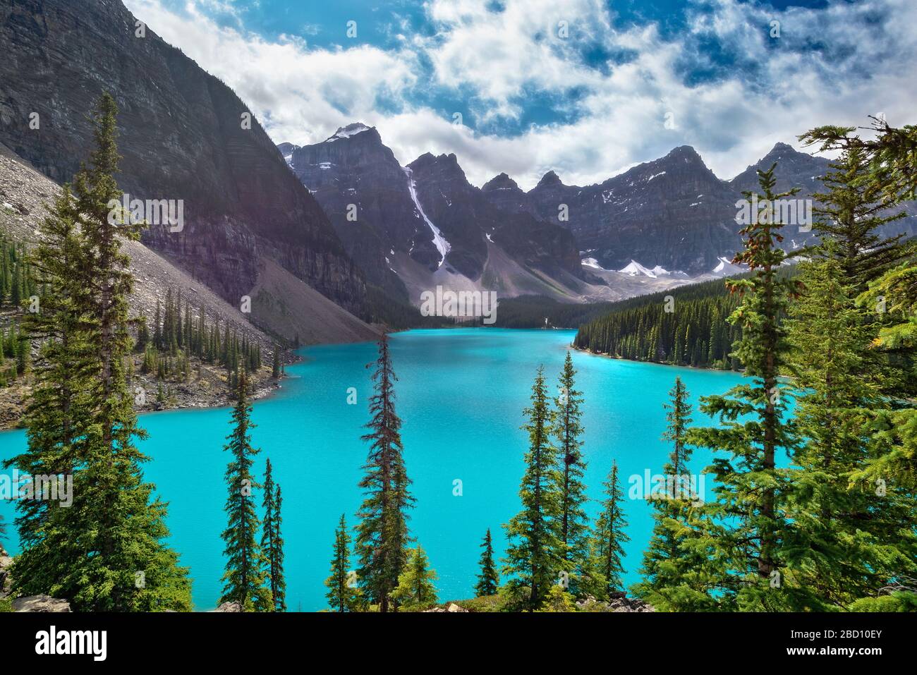 Lago Moraine vicino al villaggio Lake Louise nel Parco Nazionale di Banff, Alberta, Montagne Rocciose, Canada. Vista dal sentiero del mucchio di dondolio Foto Stock