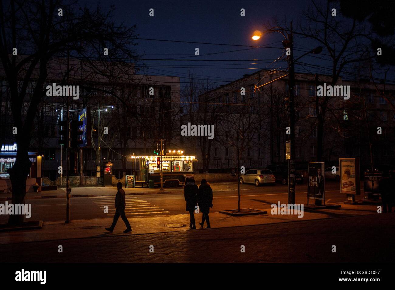 Scena notturna di strada a Chisinau, Moldavia Foto stock - Alamy