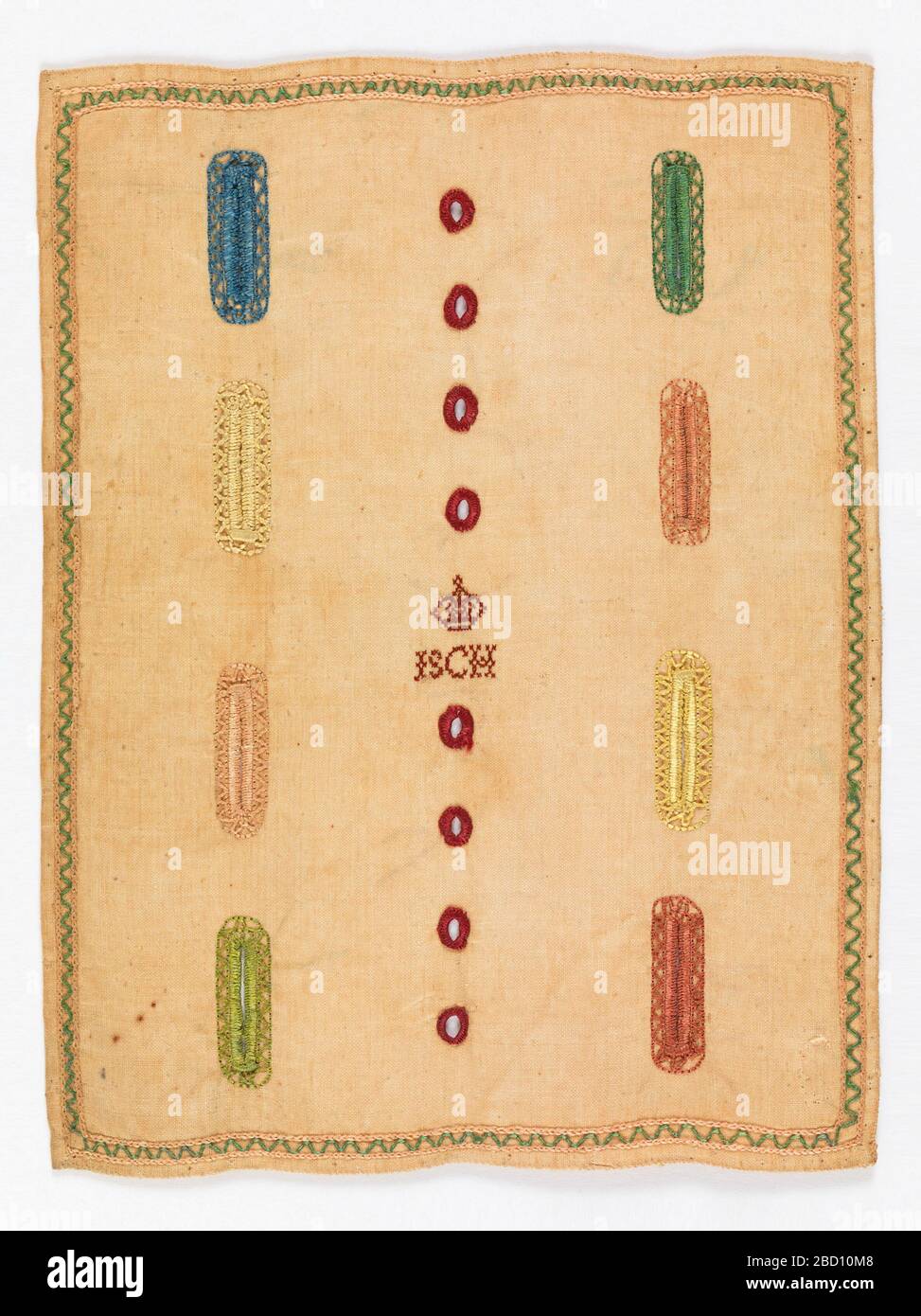 Campionatore. Ricerca in ProgressSmall campionatore con otto bottoni rettangolari in blu, verde, giallo e rosa, e otto occhielli in rosso. Al centro, un monogramma con una corona sopra. Bordo verde a zigzag. Su biancheria bianca. Campionatore Foto Stock