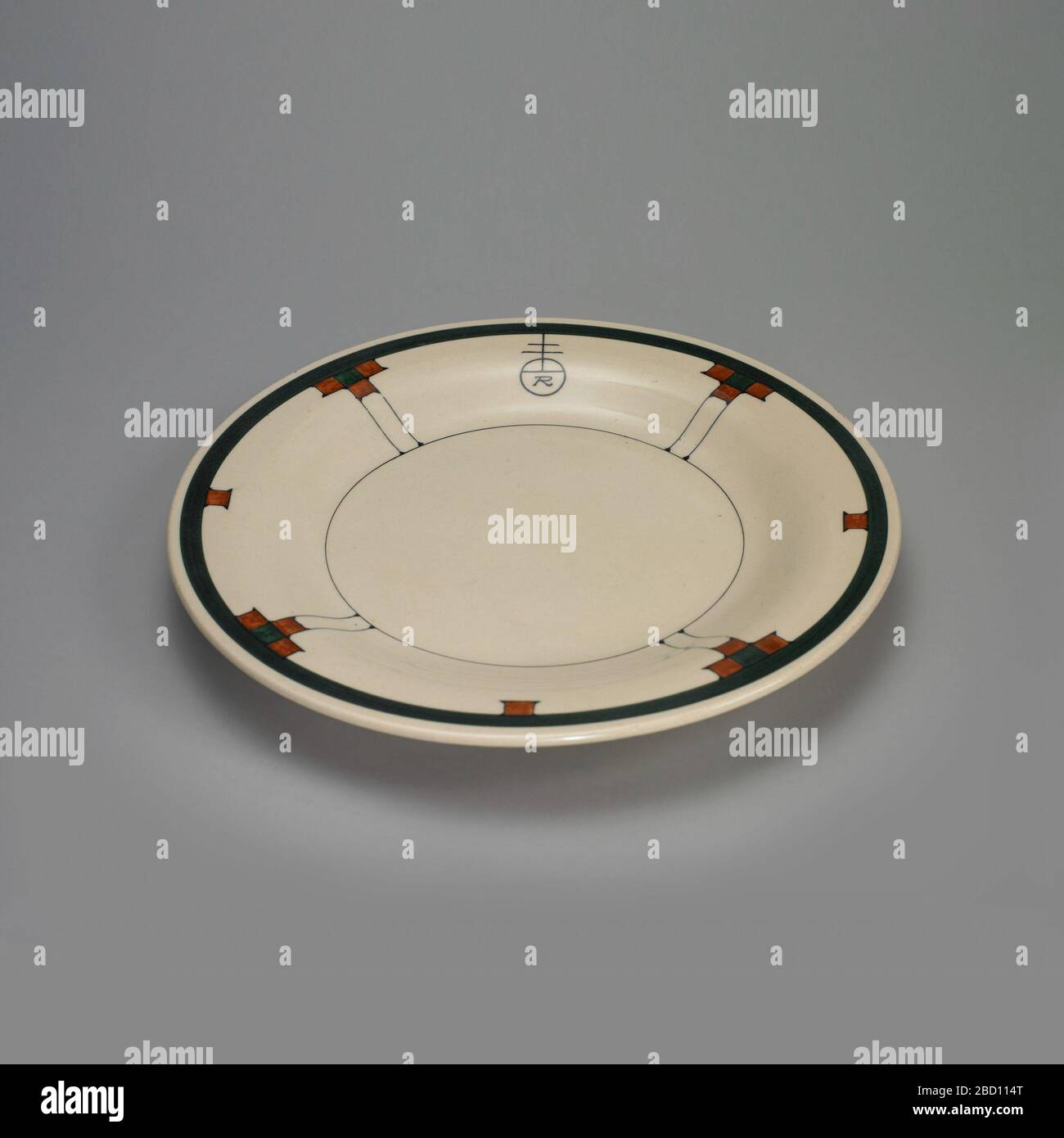 Piastra. Terreno color crema con un motivo decorativo di un cerchio blu scuro sul bordo da cui sono sospesi quattro disegni collegati da linee blu fini ad un cerchio interno blu fine, alternati a tre quadrati marrone, con il logo Roycroft in un pannello. Piastra Foto Stock