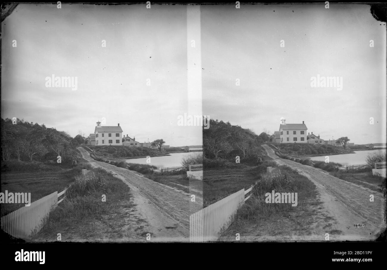 Woods Hole, Massachusetts. Woods Hole School con Eel Pond sulla destra.Smithsonian Institution Archives, ACC. 11-006, Box 002, Image No. MAH-1610Smithsonian Institution Archives Capital Gallery, Suite 3000, MRC 507; 600 Maryland Avenue, SW; Washington, DC 20024-2520 MAH-1610 Foto Stock
