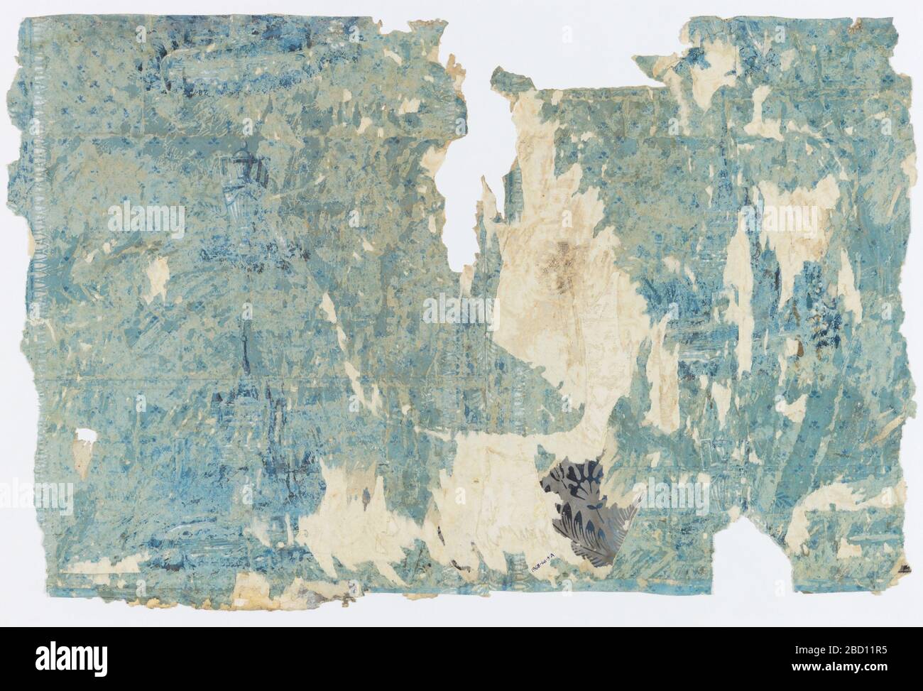 Parete laterale. Ricerca in ProgressOn blu, pannelli verticali contrassegnati da strisce/bordi verticali ai bordi della larghezza della carta. All'interno dei pannelli si alternano grandi motivi (un castello) e piccoli motivi (un'urna) nelle tonalità più profonde del blu e del bianco. Parete laterale Foto Stock