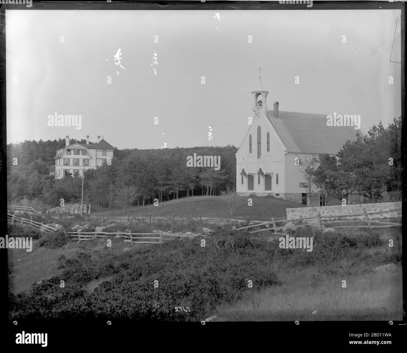 Vista esterna della Chiesa. Vista esterna della chiesa con recinto in legno in primo piano e casa in background.Smithsonian Institution Archives, ACC. 005-006, Box 11, Image No. MAH-2769Smithsonian Institution Archives Capital Gallery, Suite 3000, MRC 507; 600 Maryland Avenue, SW; Washington, DC 20024-2520 MAH-2769 Foto Stock