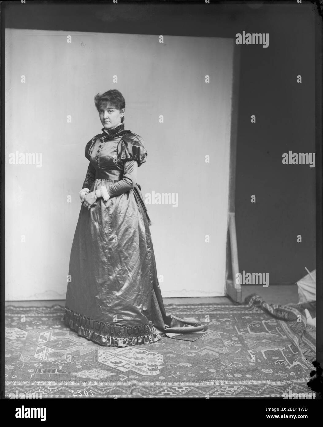 Louisa Bernie Gallaher Models Dress. Louisa Bernie Gallaher model vestire da United States National Museum collections.Smithsonian Institution Archives, ACC. 003-006, Box 11, Image No. MAH-2301Smithsonian Institution Archives Capital Gallery, Suite 3000, MRC 507; 600 Maryland Avenue, SW; Washington, DC 20024-2520 MAH-2301 Foto Stock