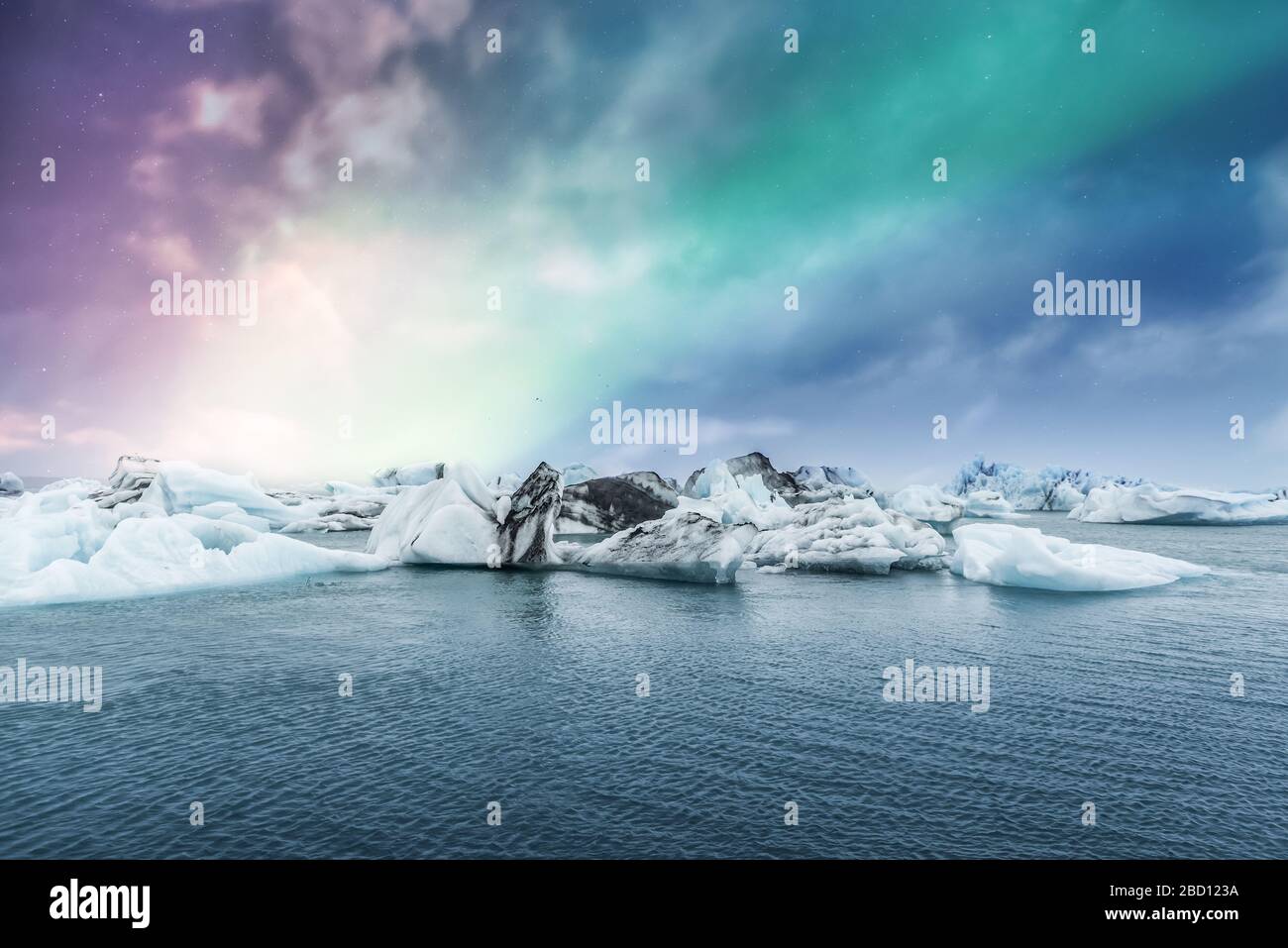 Aurora boreale sulla laguna ghiacciata di Jokulsarlon in Islanda Foto Stock