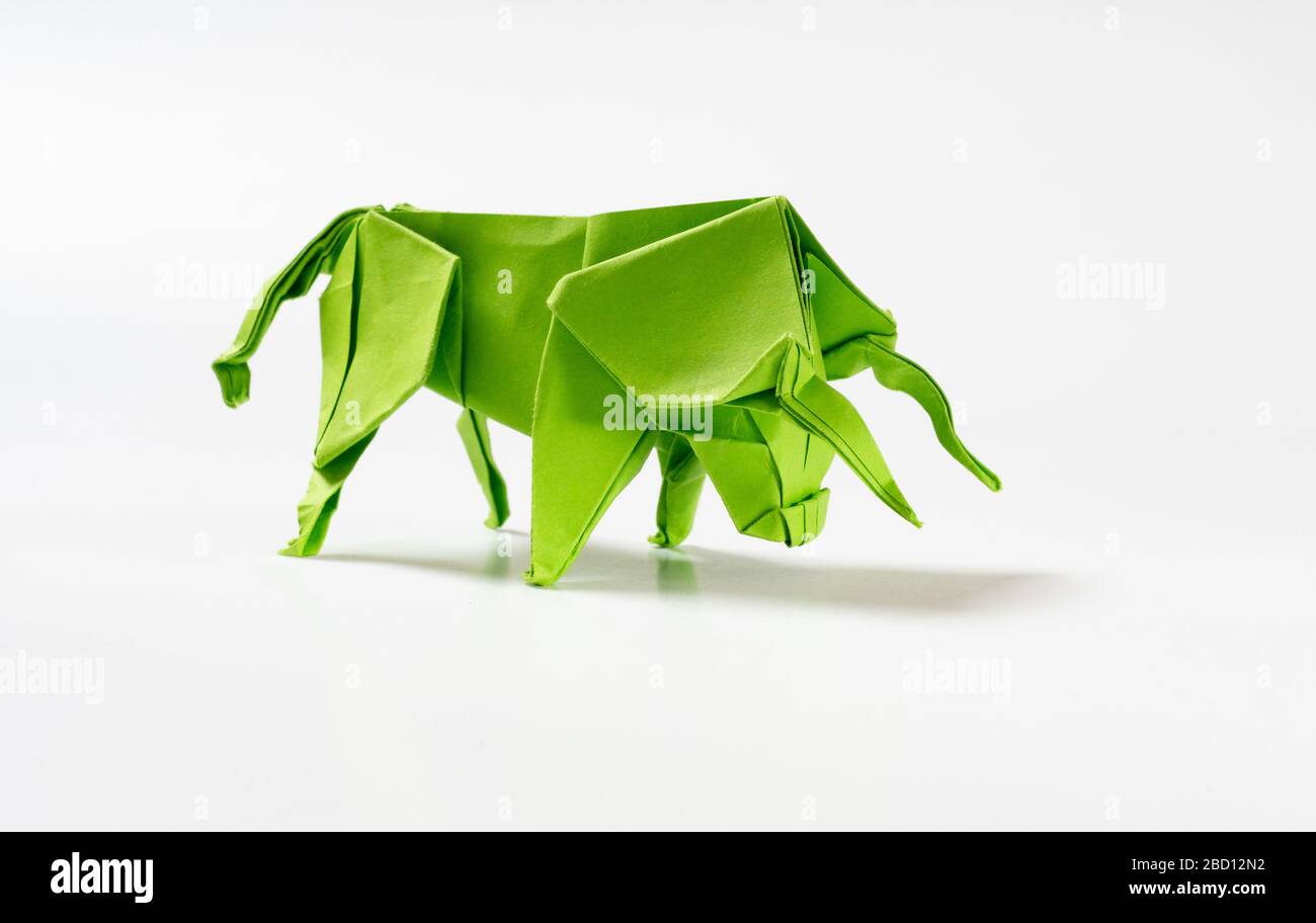 Un potente toro di carta Origami come ritaglio laterale. Foto Stock